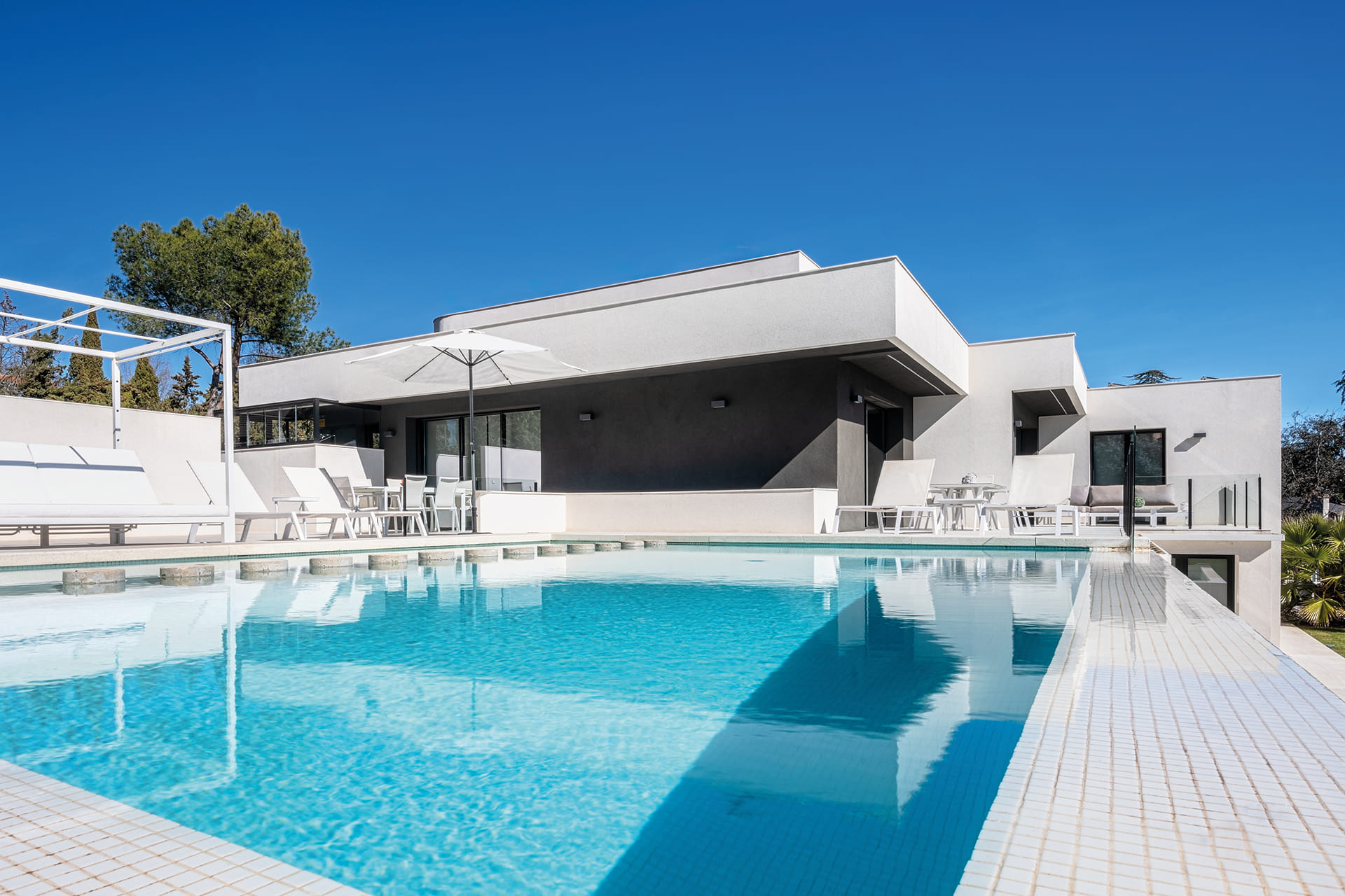 Close-up of the pool and outdoor area of a renovated detached house with a Santos kitchen.