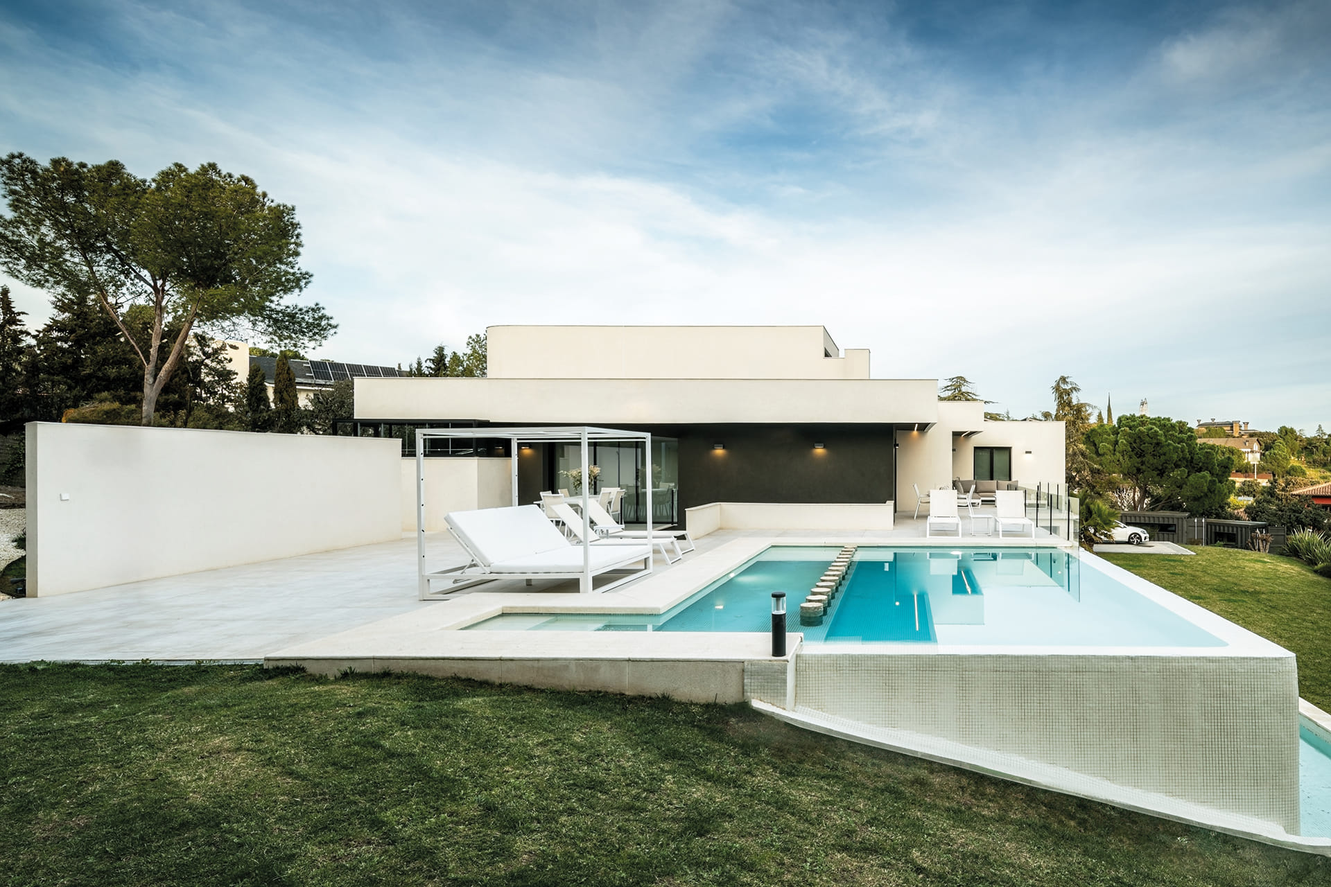 View of the pool and terrace area of a renovated house with a Santos kitchen.