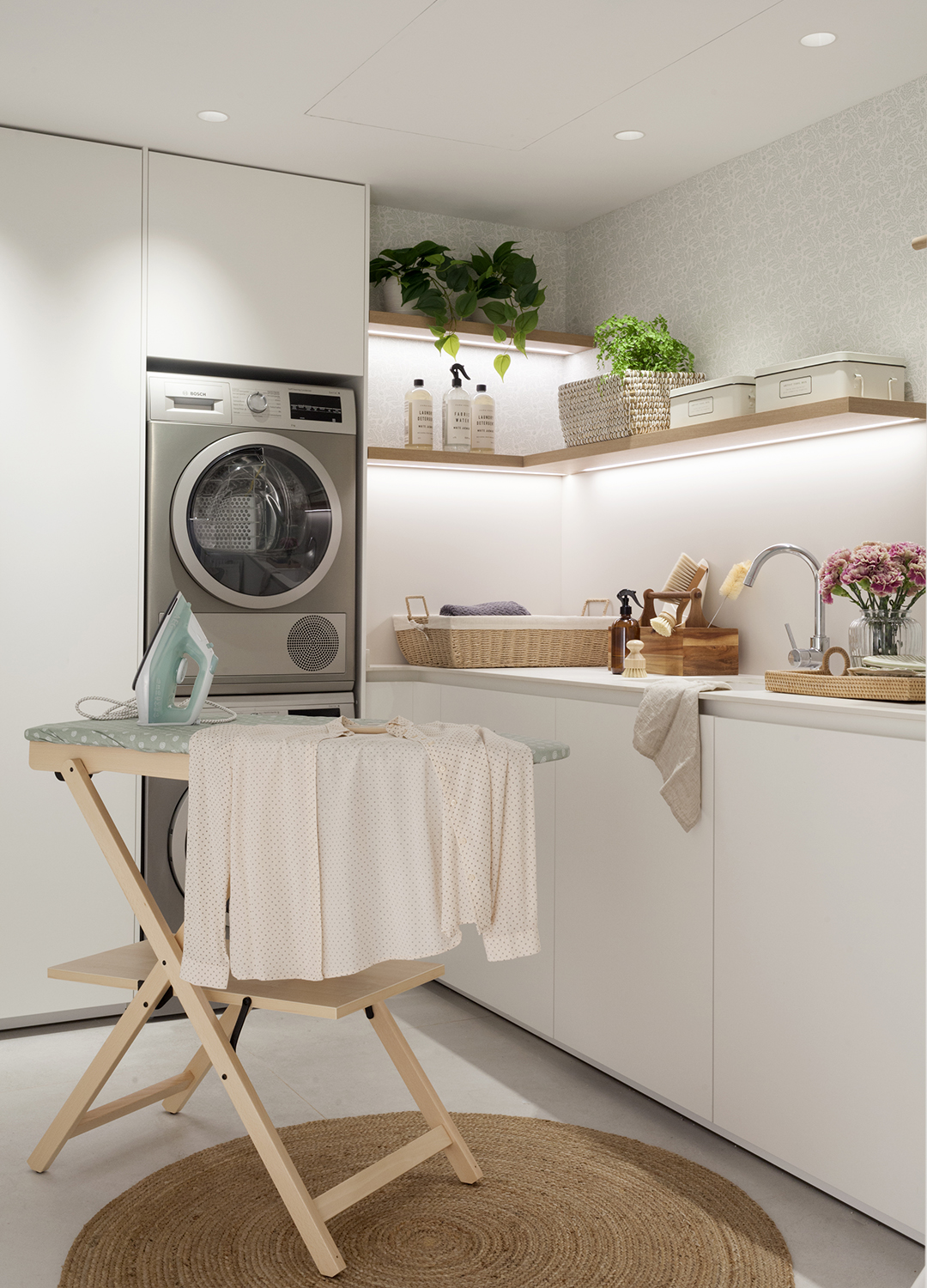 Zona de lavandería con muebles FINE Blanco Seff diseñados por Cocinas Santos.