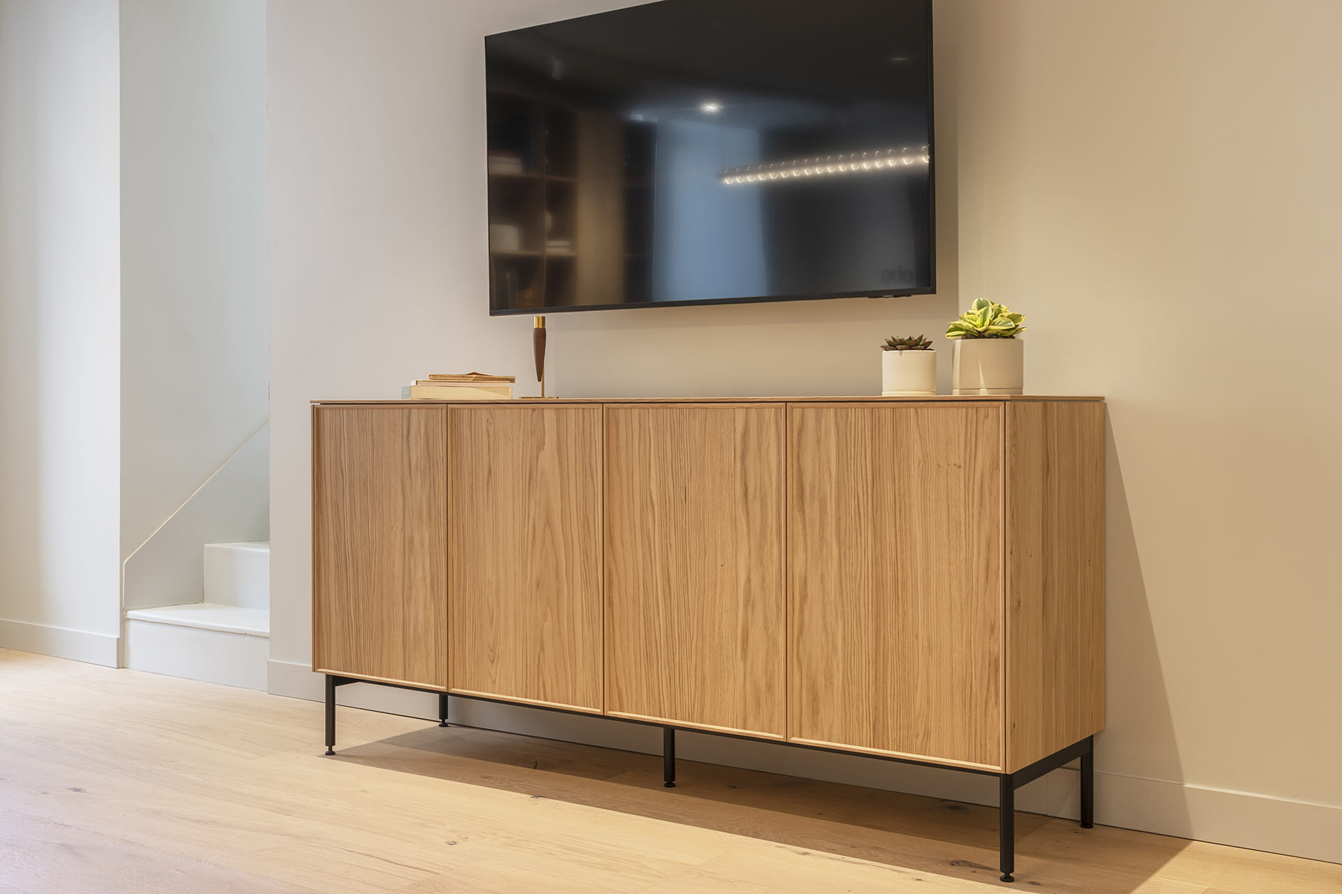 Buffet avec télévision dans le nouveau showroom de cuisines Santos en France.