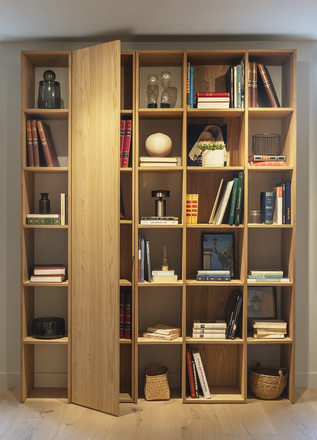Meubles en Bois de Chêne Rustique dans le nouveau showroom de cuisines Santos en France.