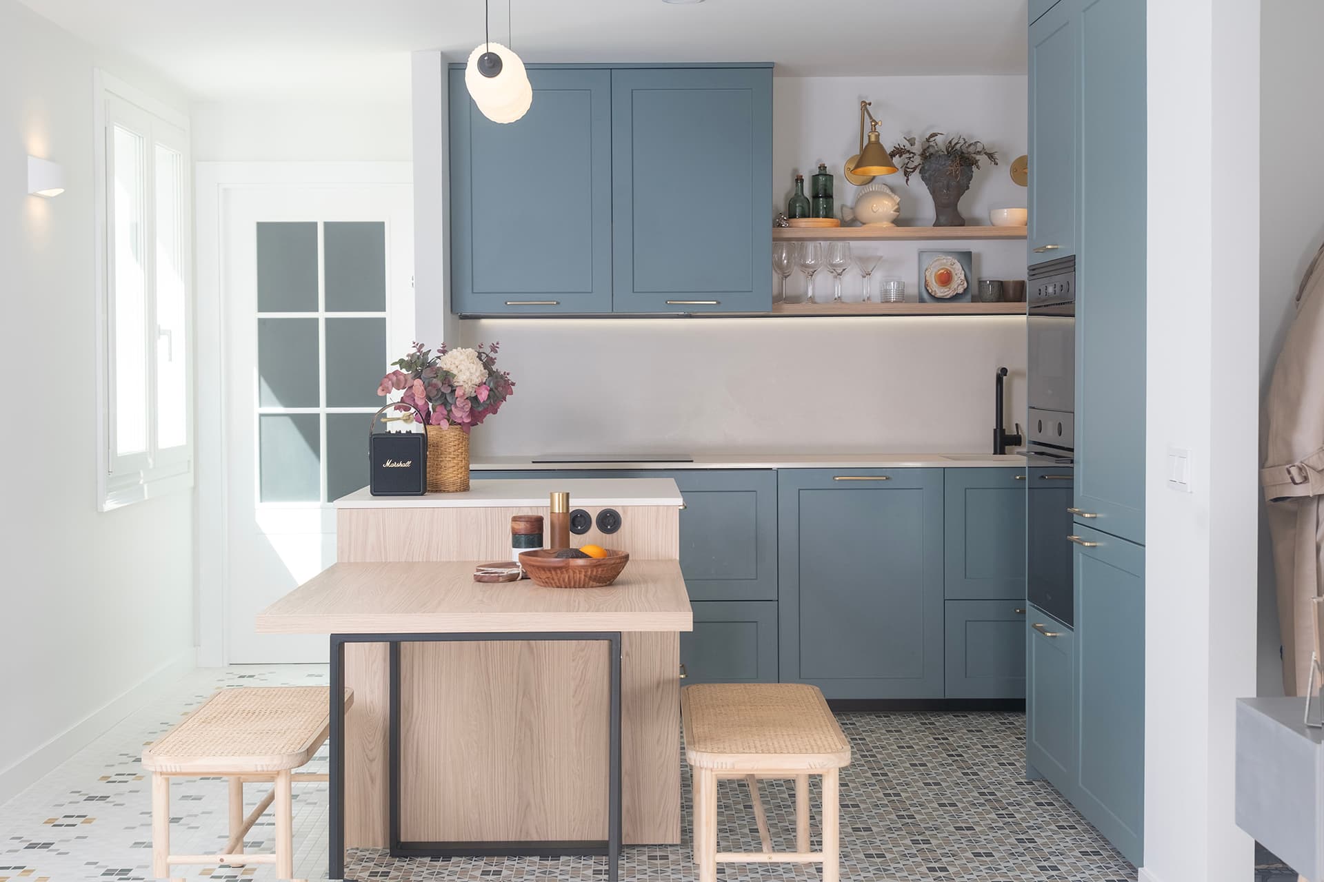 L-shaped blue kitchen designed by Santos Kitchens.