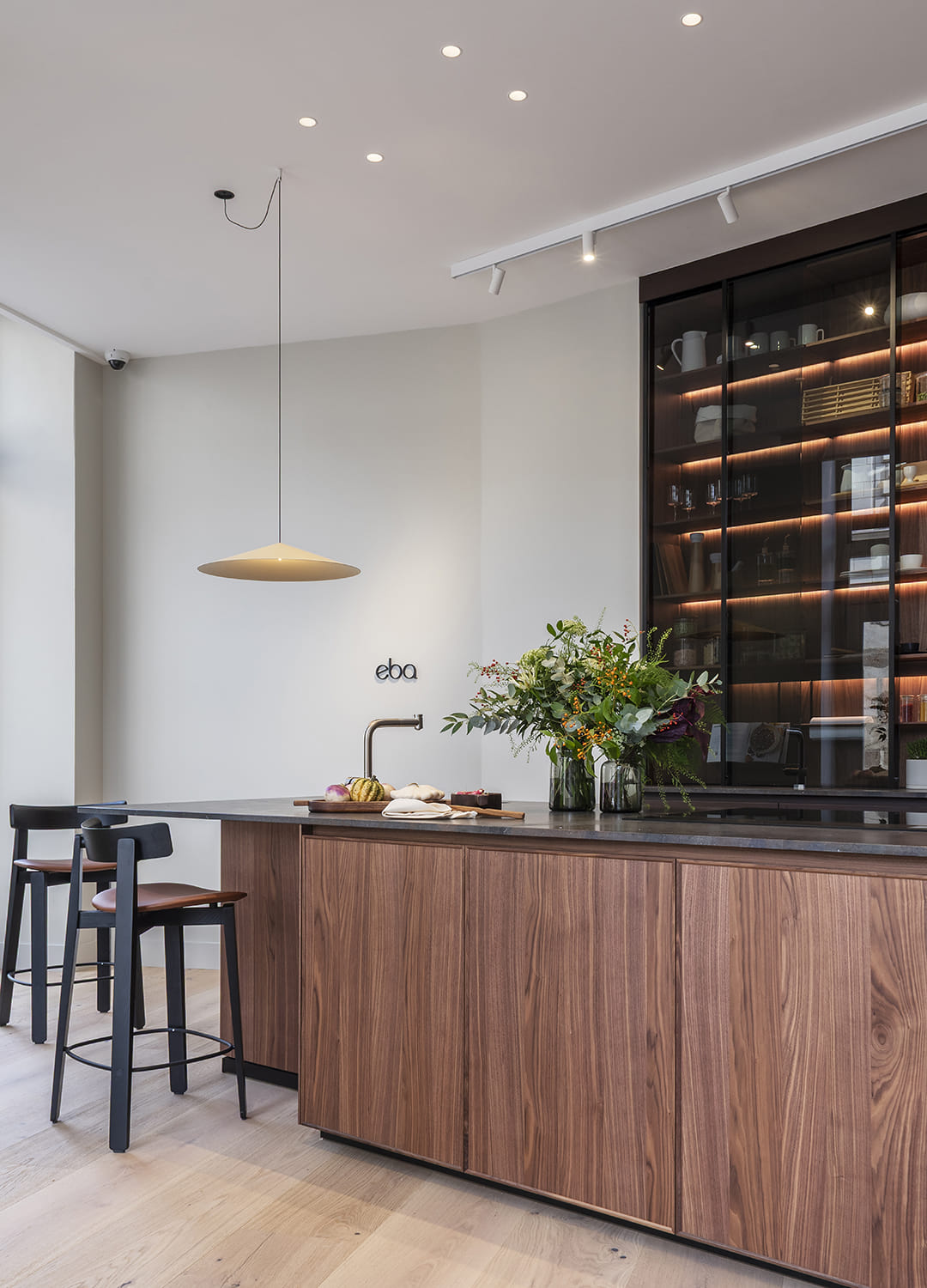 Cuisine avec îlot dans le nouveau showroom de Cuisines Santos en France.
