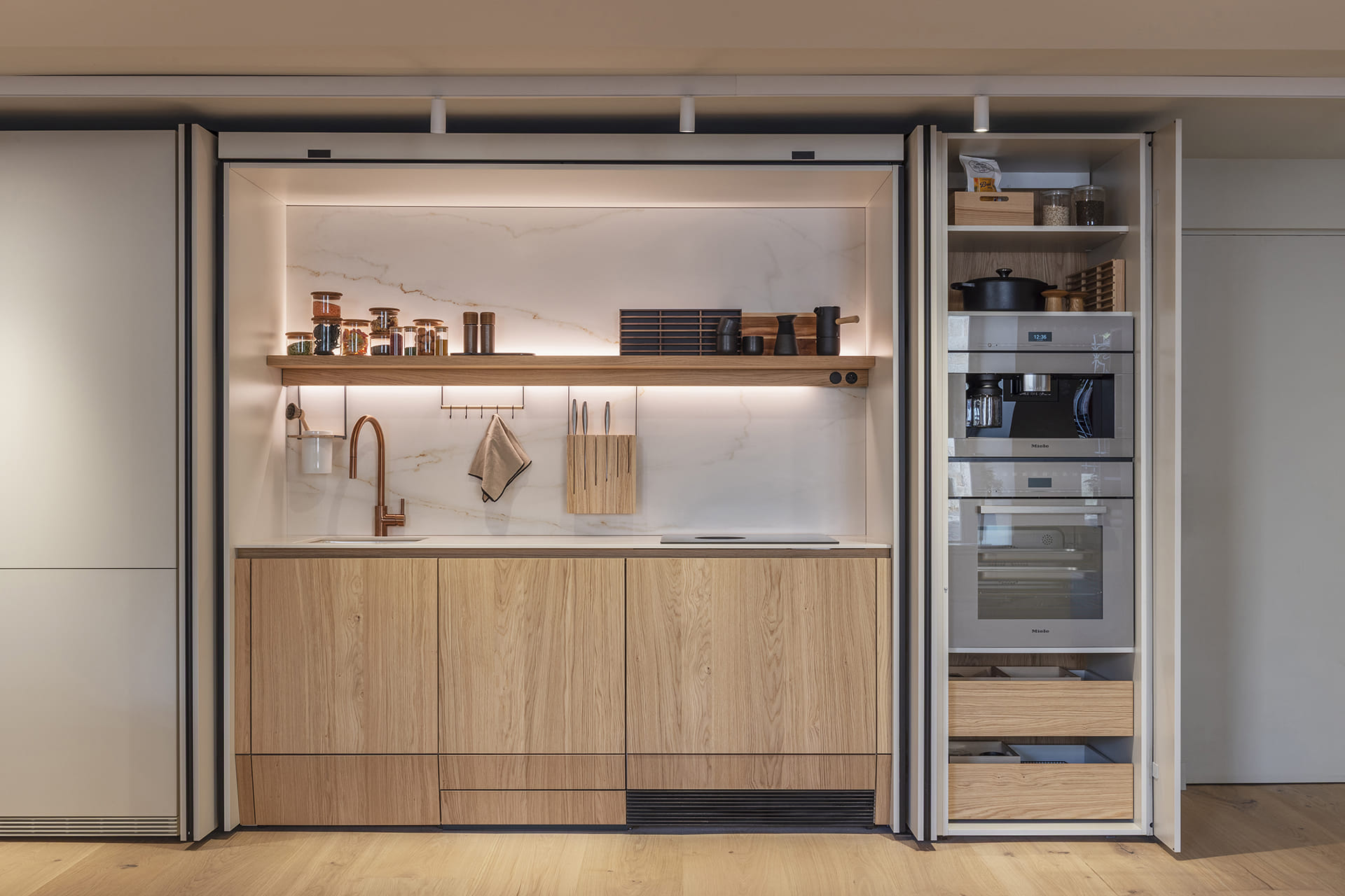Façade d’une cuisine linéaire dans le nouveau magasin de Cuisines Santos en France.