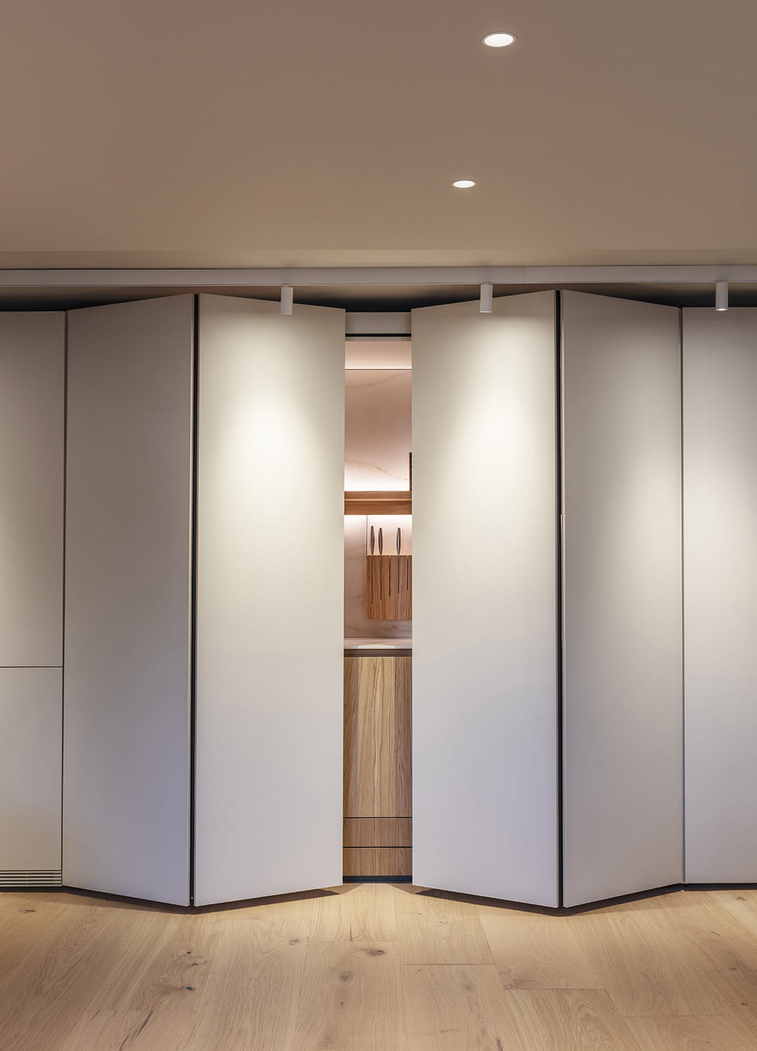 Système de portes escamotables pour dissimuler une cuisine Santos dans le nouveau studio eba Rennes.
