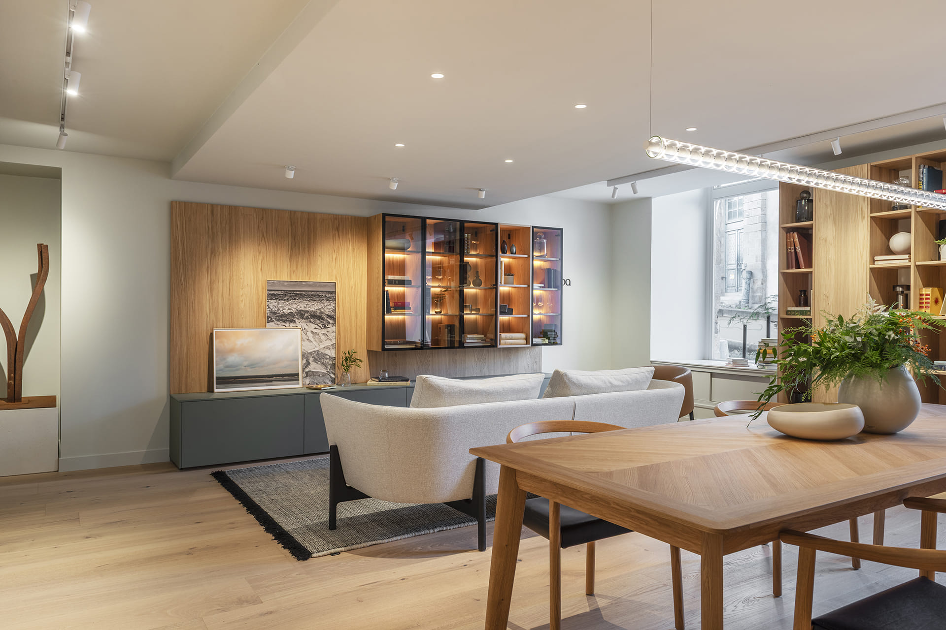 Séjour et salle à manger dans le nouveau showroom de cuisines Santos en France.