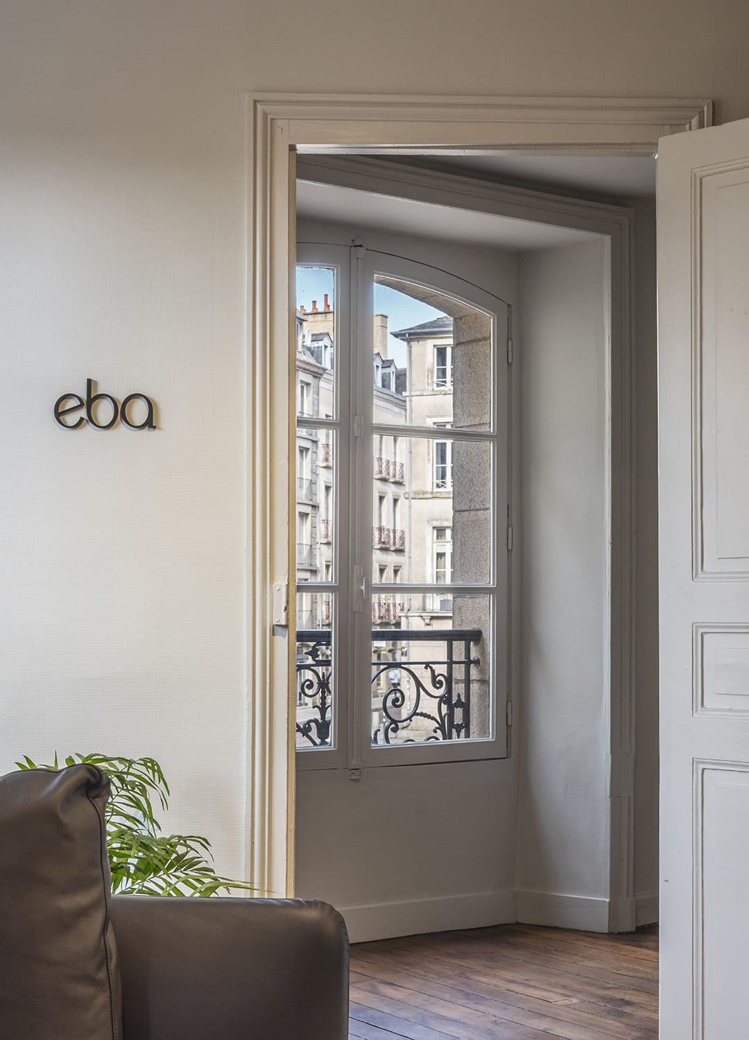 Vue de la fenêtre sur le séjour du nouveau showroom de cuisines Santos en France.