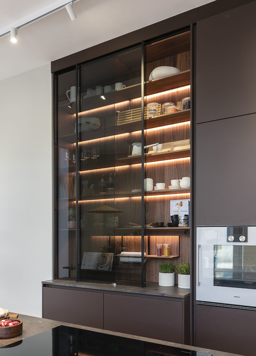Vitrine avec éclairage intérieur dans le nouveau magasin de Cuisines Santos en France.