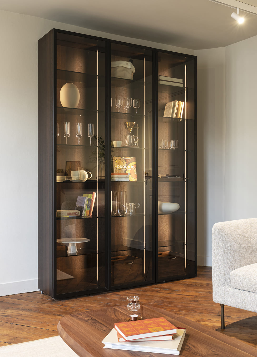Vitrine avec éclairage intérieur et verre fumé dans le nouveau showroom de cuisines Santos en France.