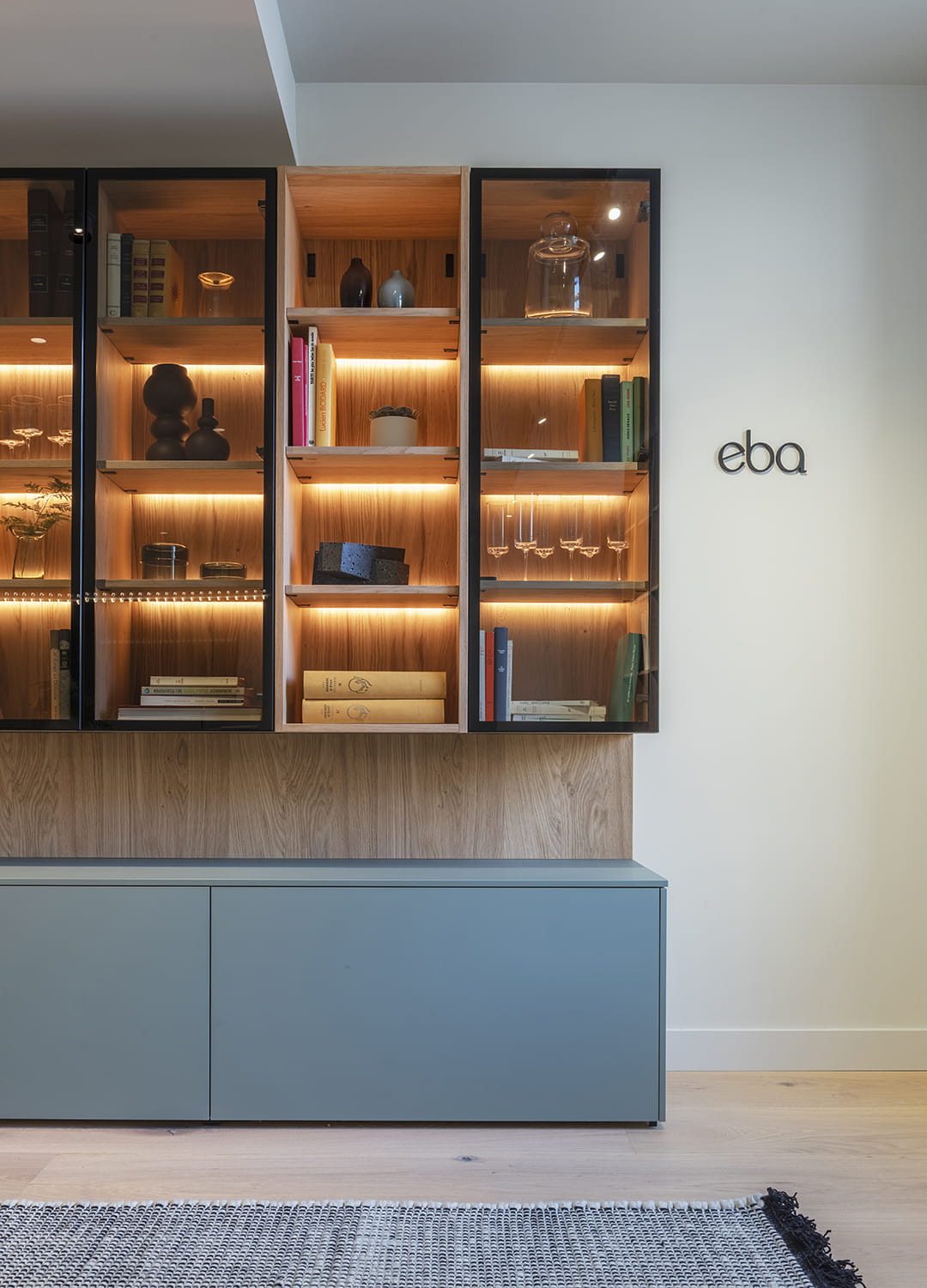 Vitrines avec éclairage intérieur et meubles à coulissants Vert Jade Soie à eba Rennes, le nouveau magasin de cuisines Santos en France.