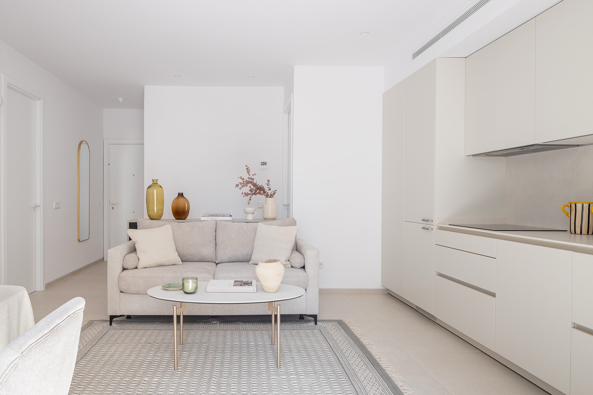 Cocina blanca abierta al salón en un proyecto de Cocinas Santos.