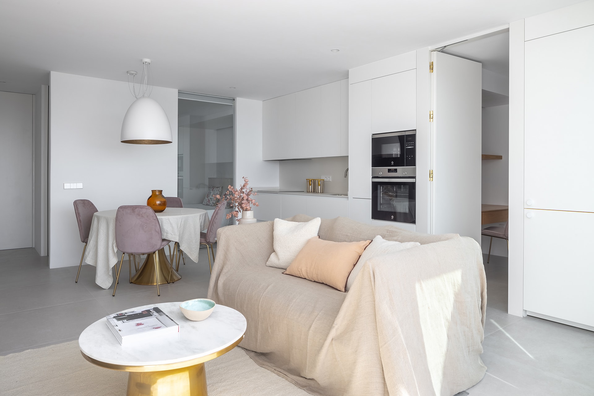 Cocina blanca lineal con armarios en columna diseñada por Cocinas Santos.
