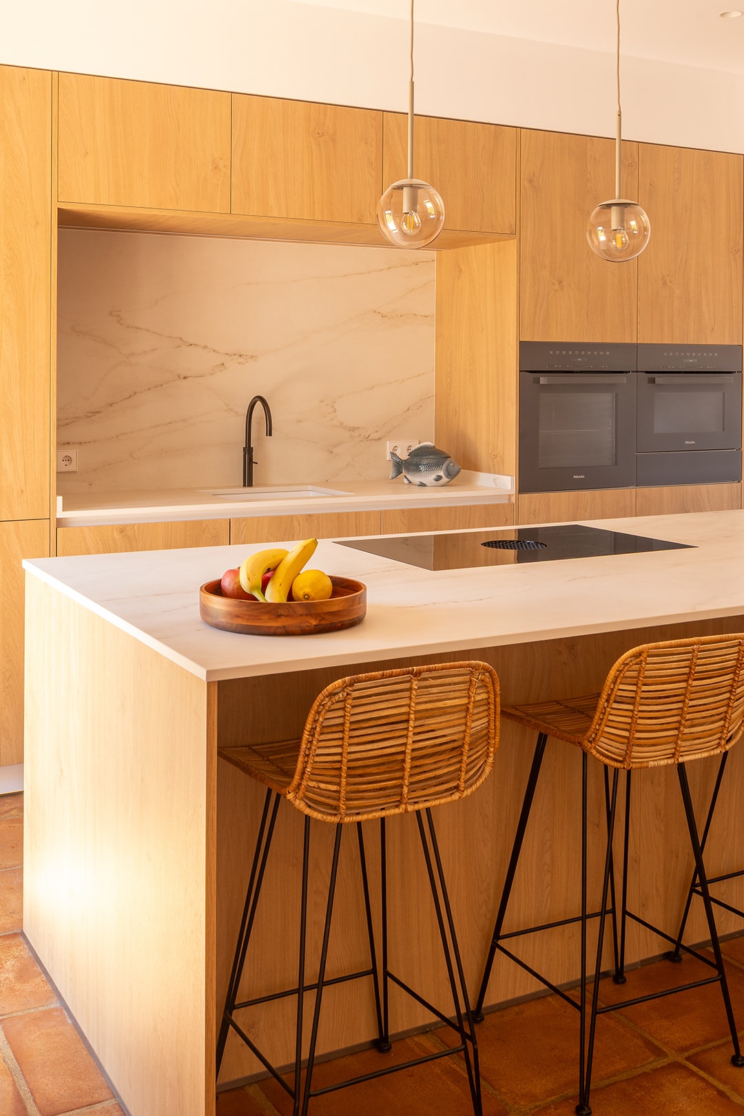 Cocina blanca y roble en un proyecto de Cocinas Santos.
