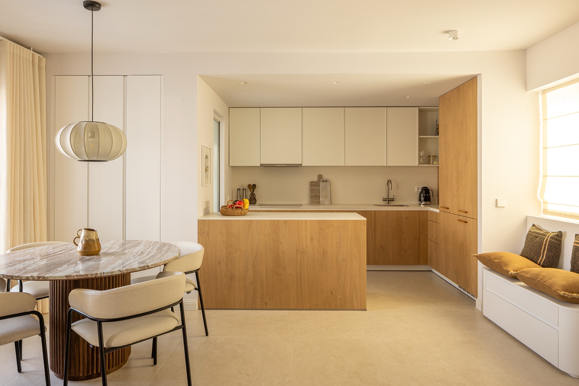 Cocina blanca y roble diseñada por Cocinas Santos.