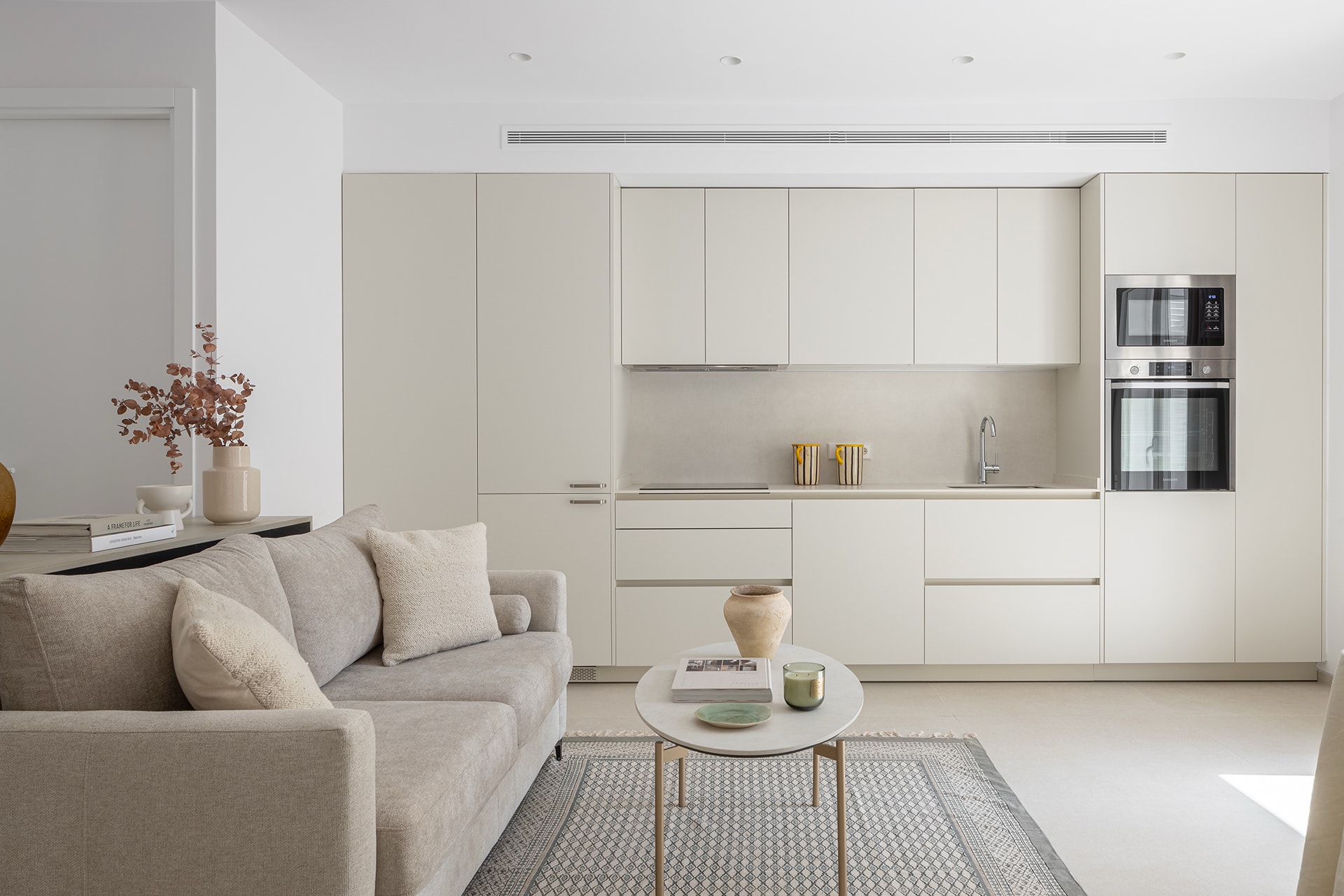 Cocina Blanco Perla abierta al salón diseñada por Cocinas Santos.