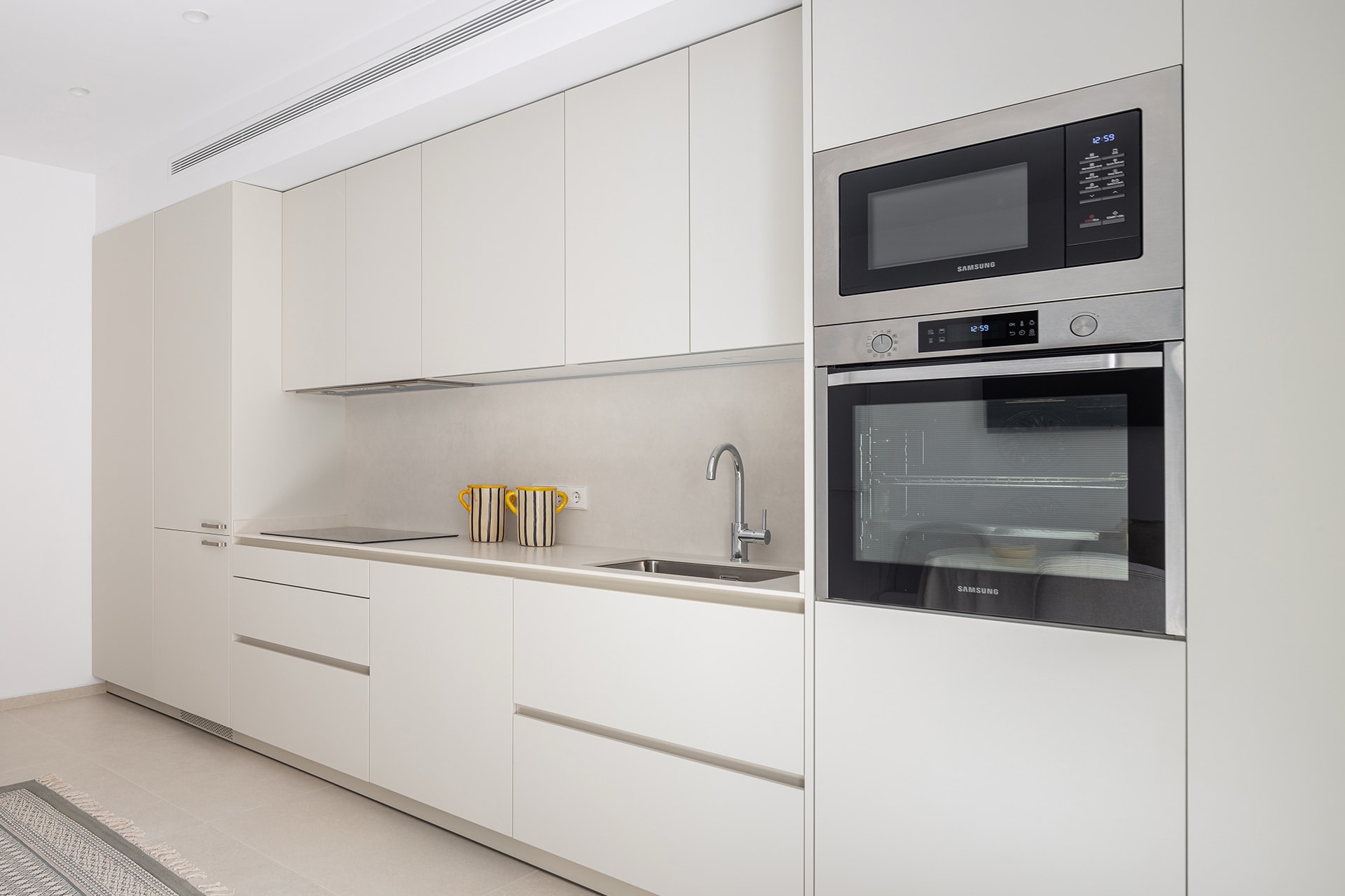 Cocina Blanco Perla con armarios en columna diseñada por Cocinas Santos.