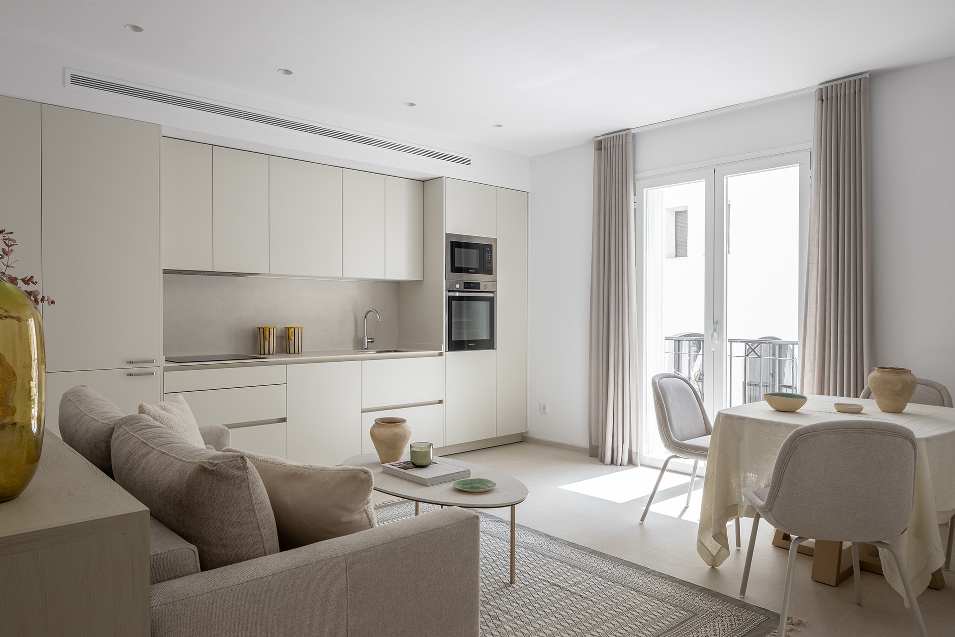 Cocina Blanco Perla con distribución lineal abierta al salón.