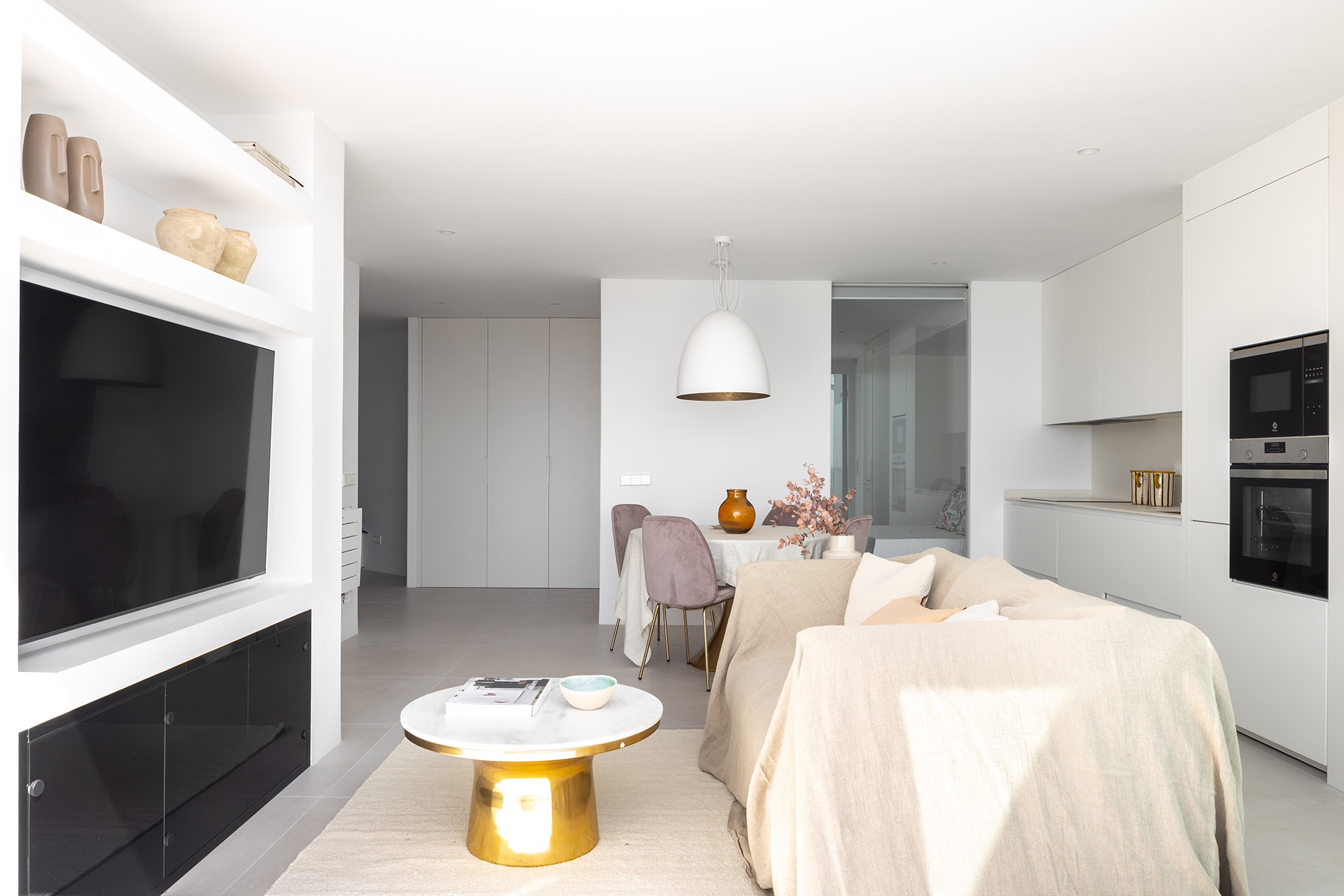Cocina en Blanco Seff abierta al salón diseñada por Cocinas Santos.