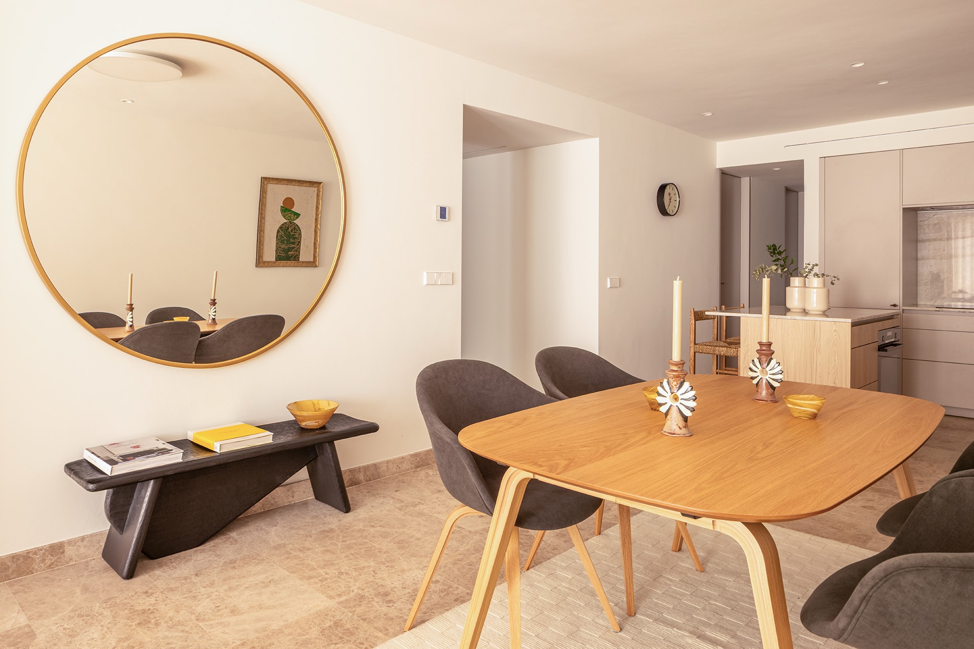 Cocina Cashmere y madera abierta al salón en un proyecto de Cocinas Santos.