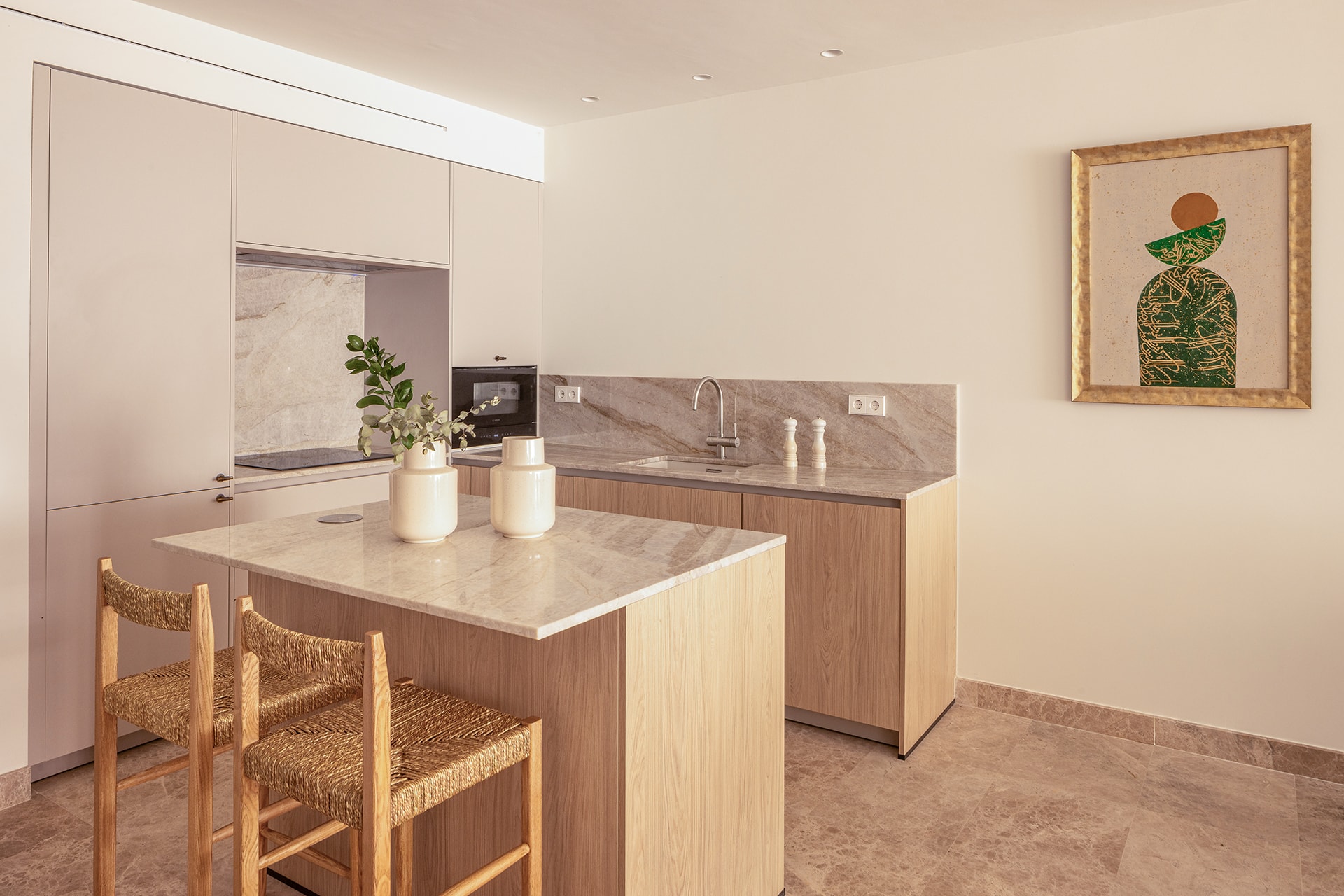 Cocina Cashmere y madera en L de Santos abierta al salón.