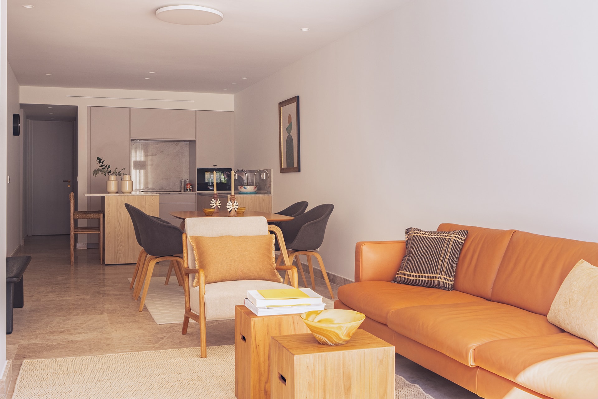 Cocina Cashmere y madera en L de Santos abierta al salón.