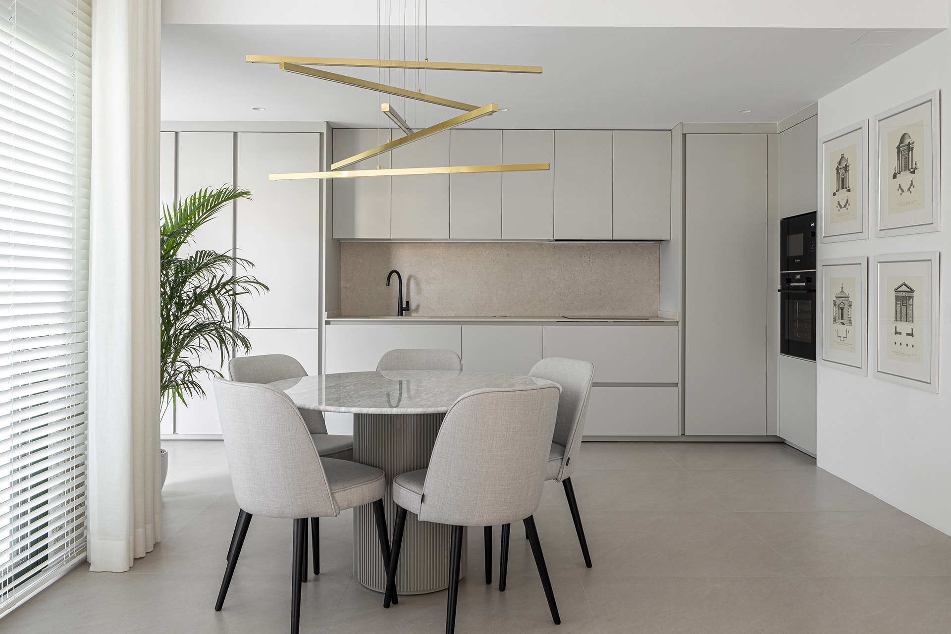 Cocina Gris Bruma abierta al salón diseñada por Cocinas Santos.