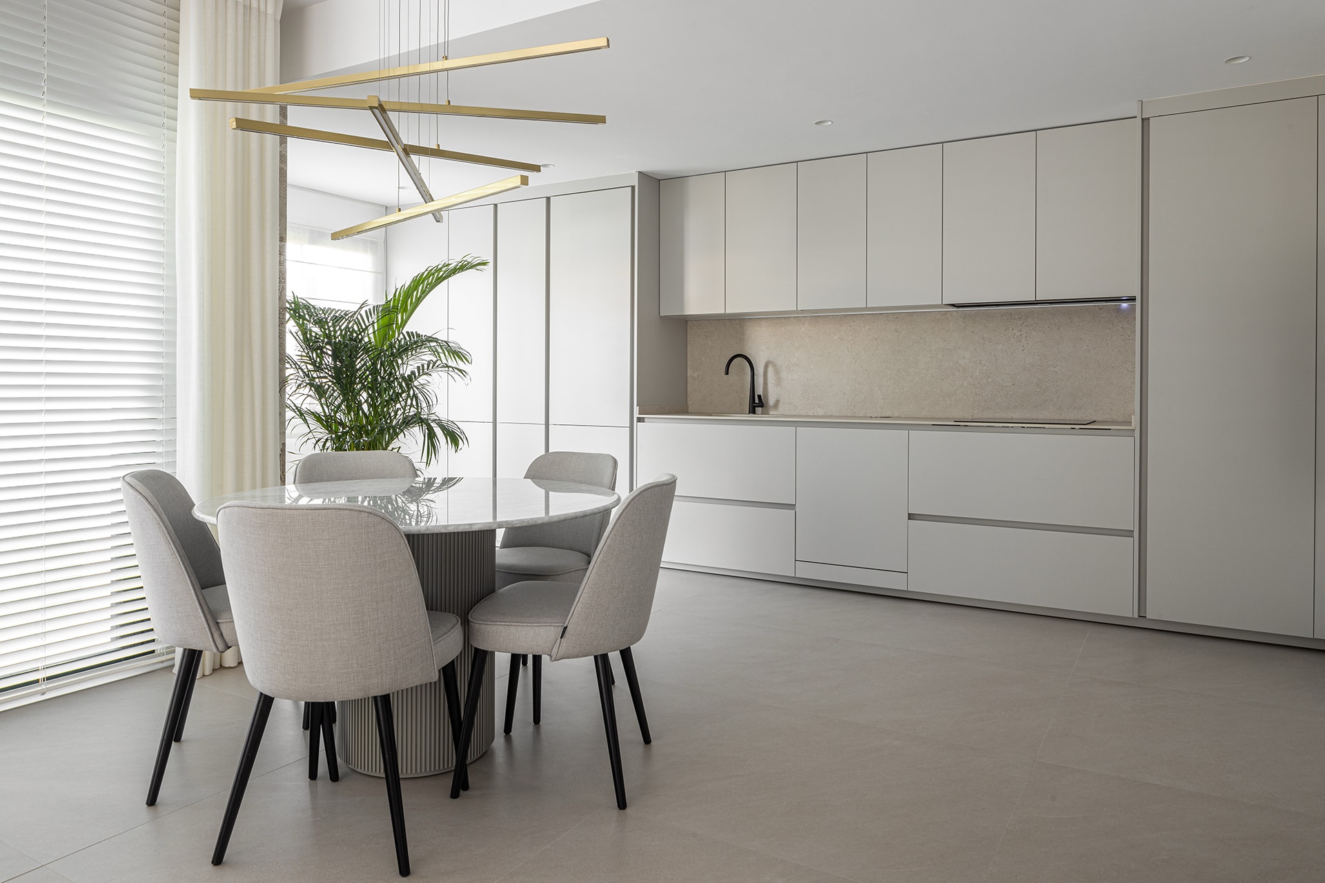 Cocina gris en L diseñada por Cocinas Santos.