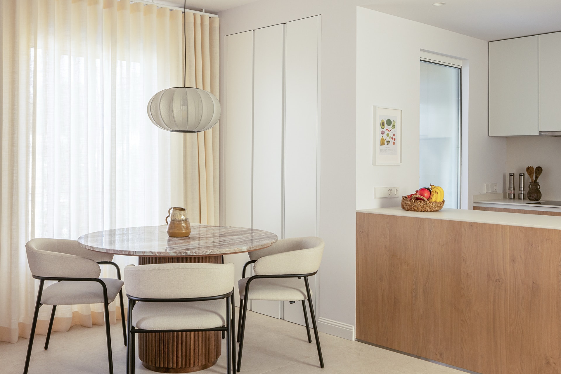 Cocina con península abierta al salón diseñada por Cocinas Santos.