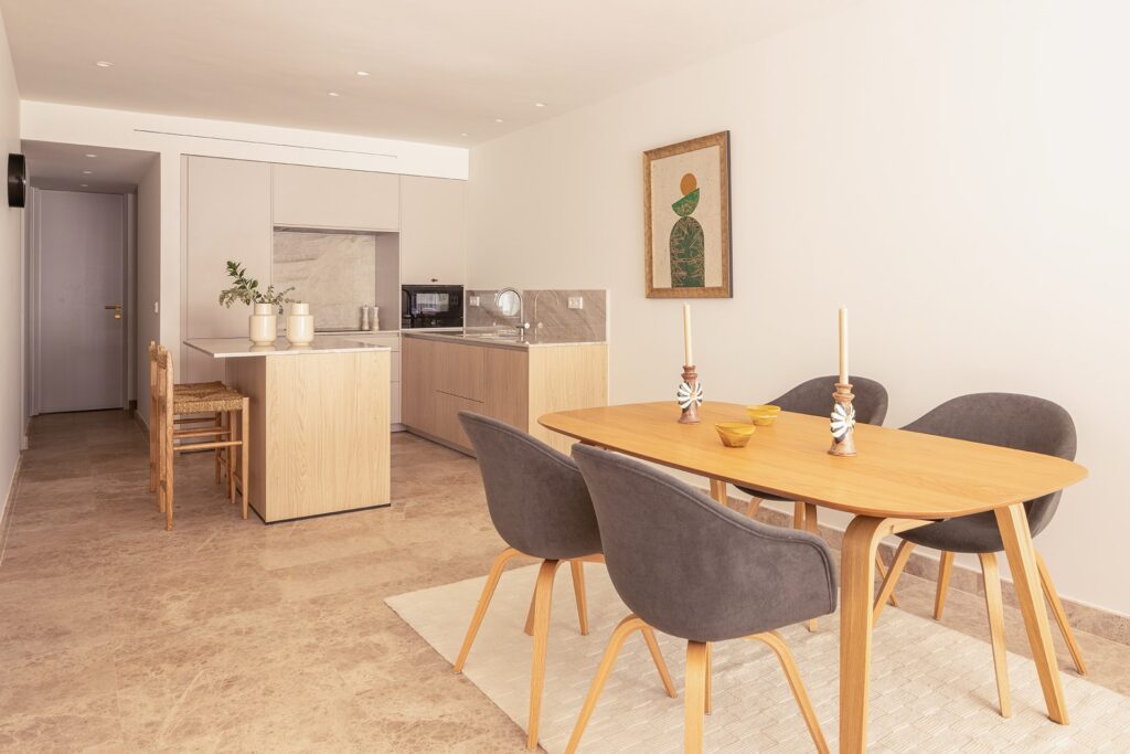 Cocina en Roble Claro abierta al comedor diseñada por Santos.