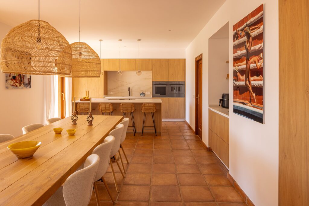 Cocina de Roble Natural abierta al comedor diseñada por Cocinas Santos .
