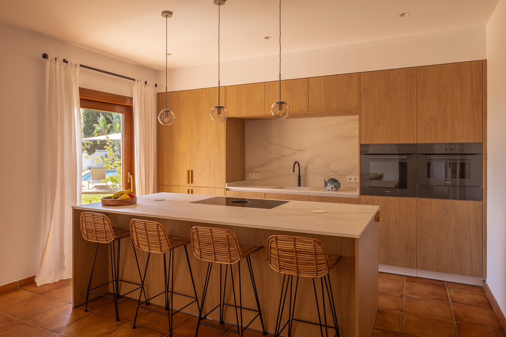Cocina de Roble Natural con isla diseñada por Cocinas Santos.