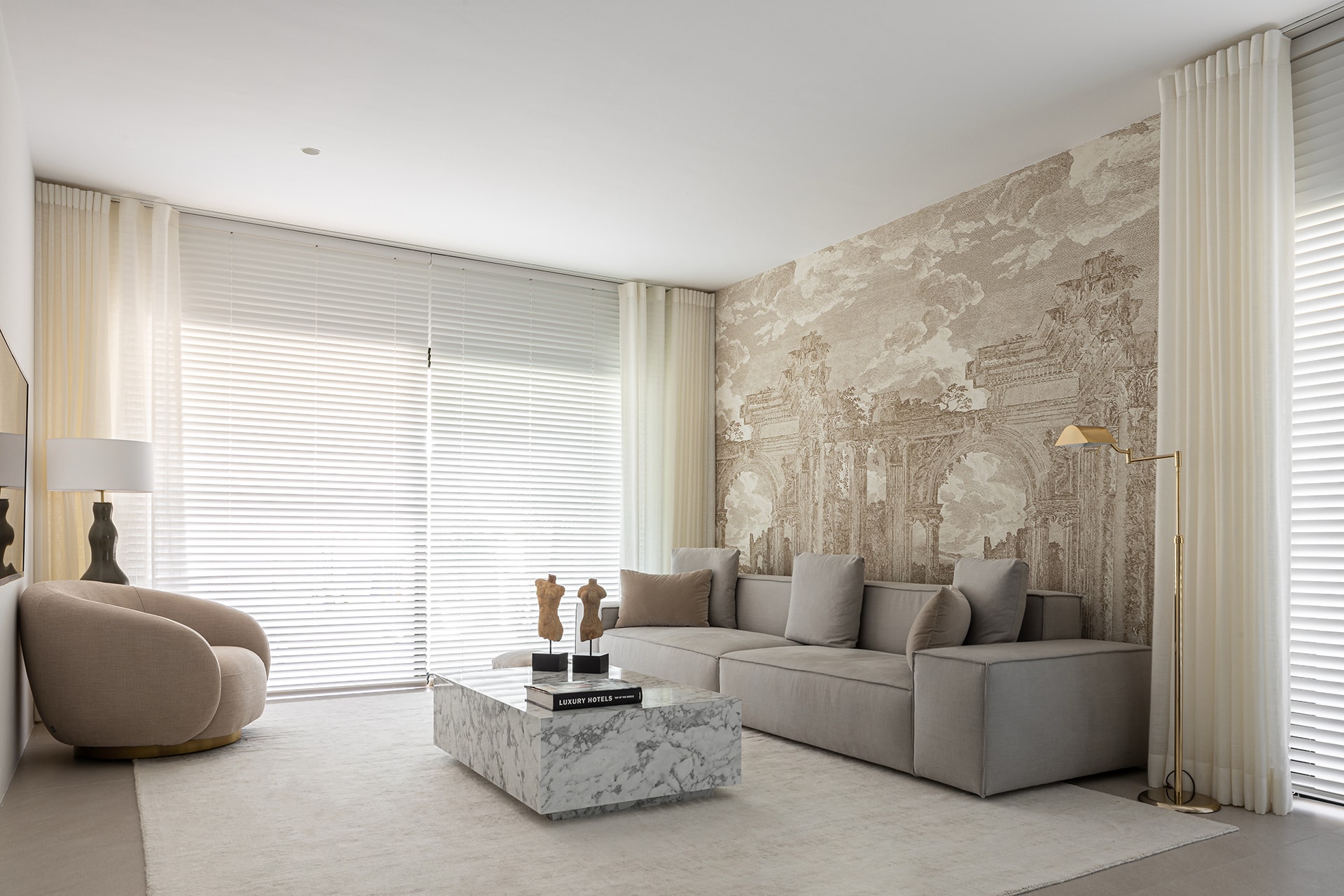 Vista del salón en una vivienda que cuenta con una cocina Santos.