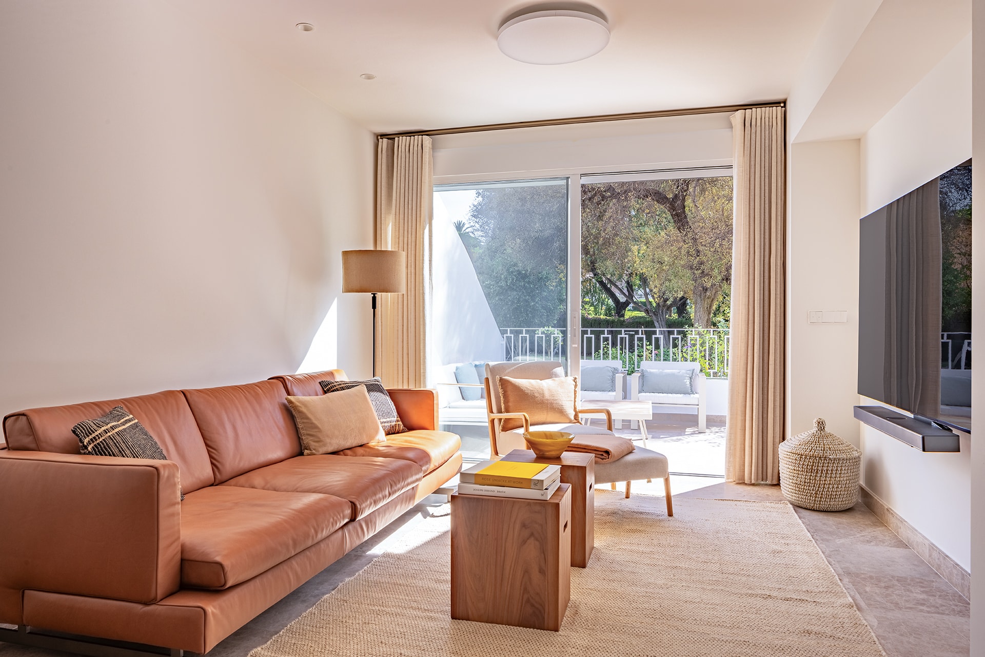 Vista de salón y terraza en una vivienda con una cocina Cashmere Santos.