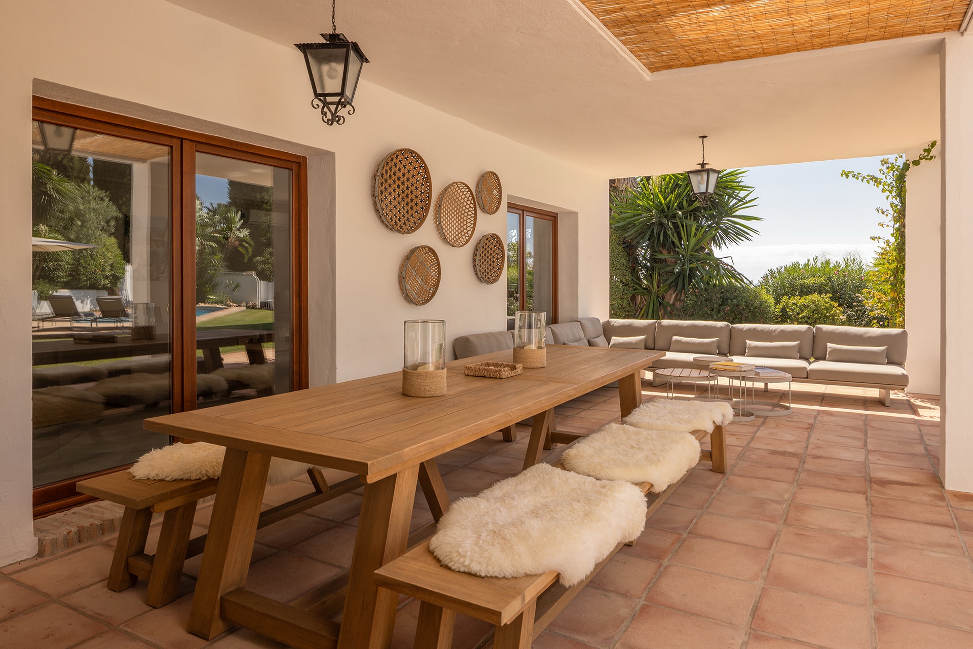 Zona exterior de una vivienda con una cocina de Roble Natural diseñada por Cocinas Santos.