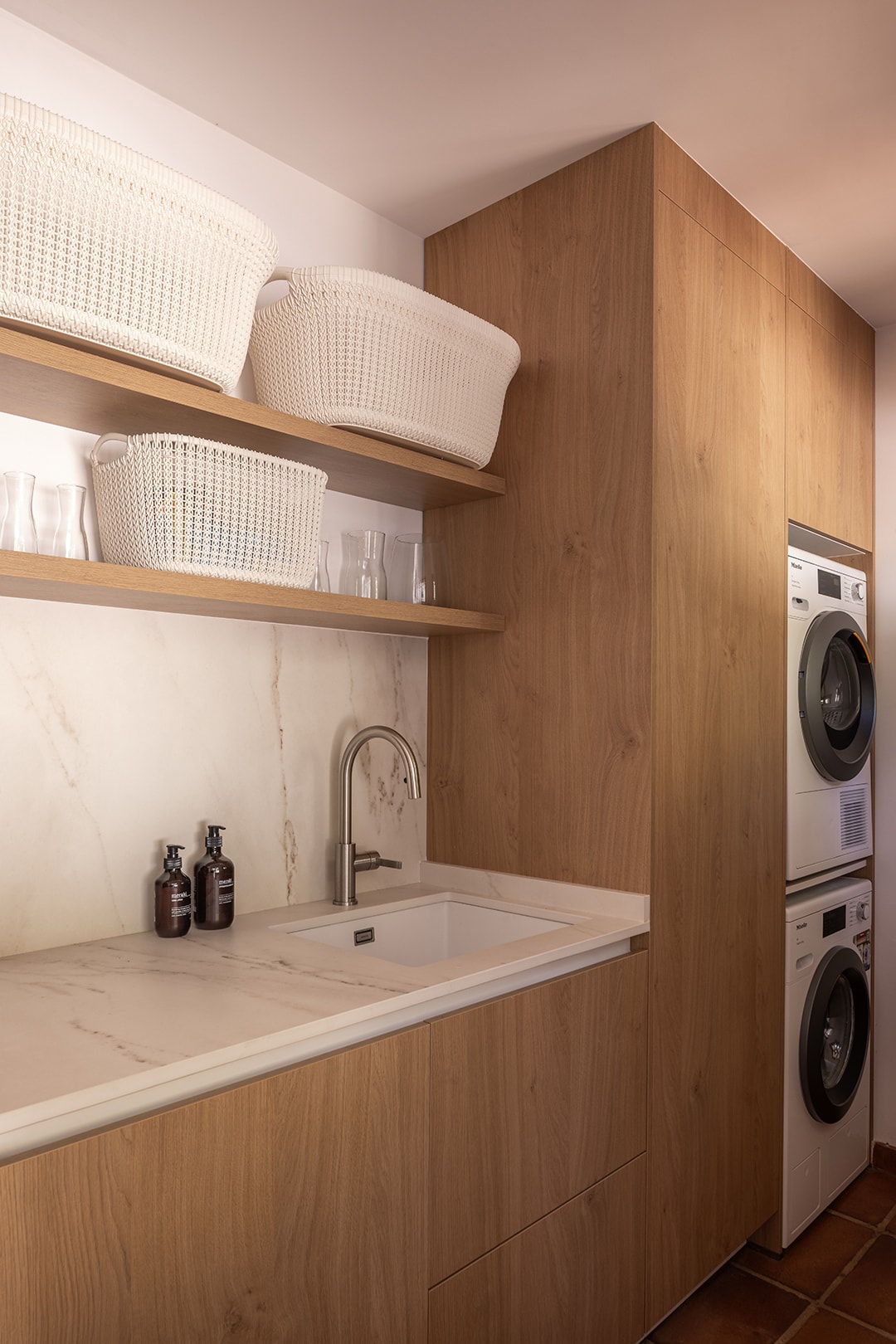 Zona de lavado con muebles en roble en una cocina Santos.