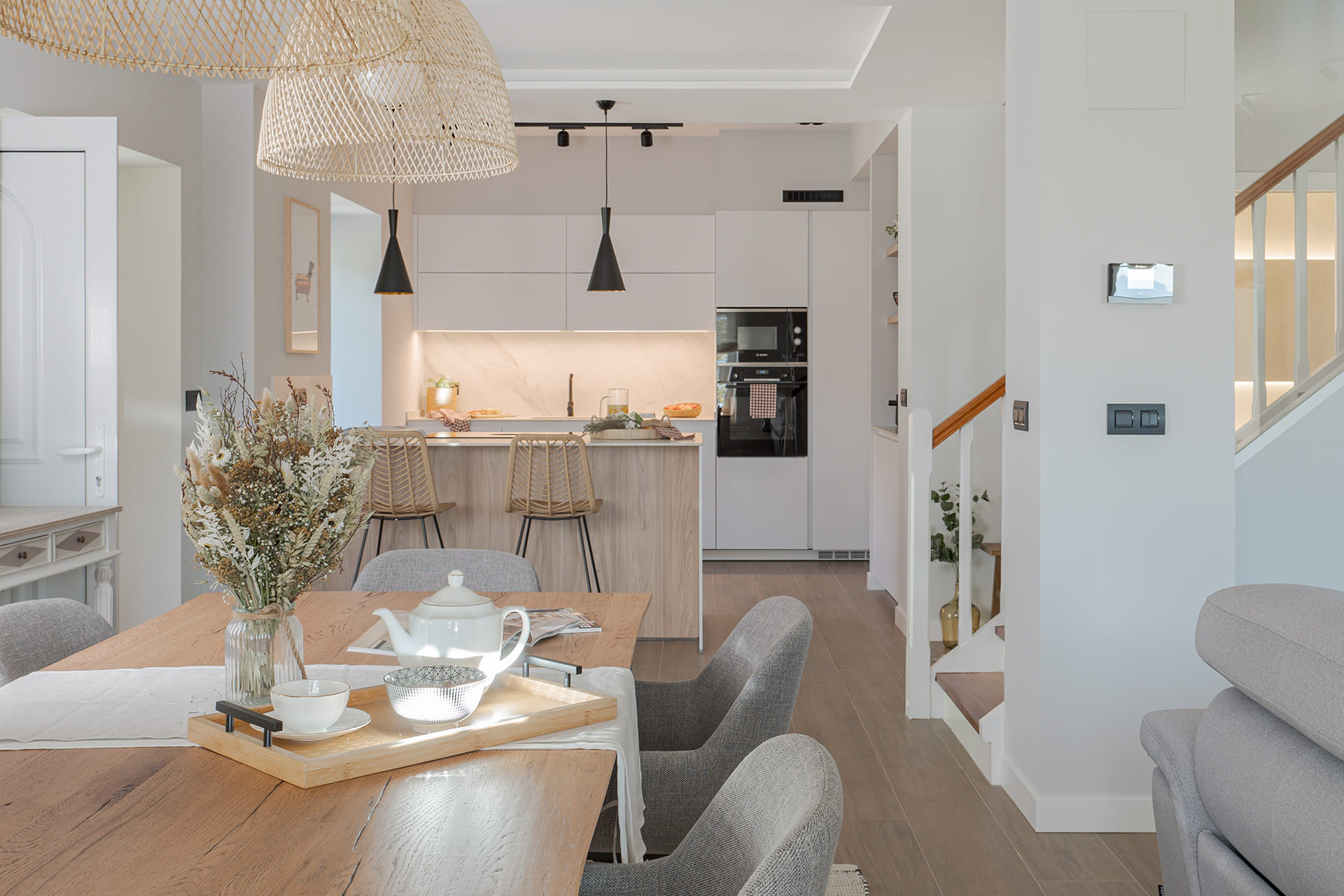Cocina blanca abierta al salón diseñada por Cocinas Santos.