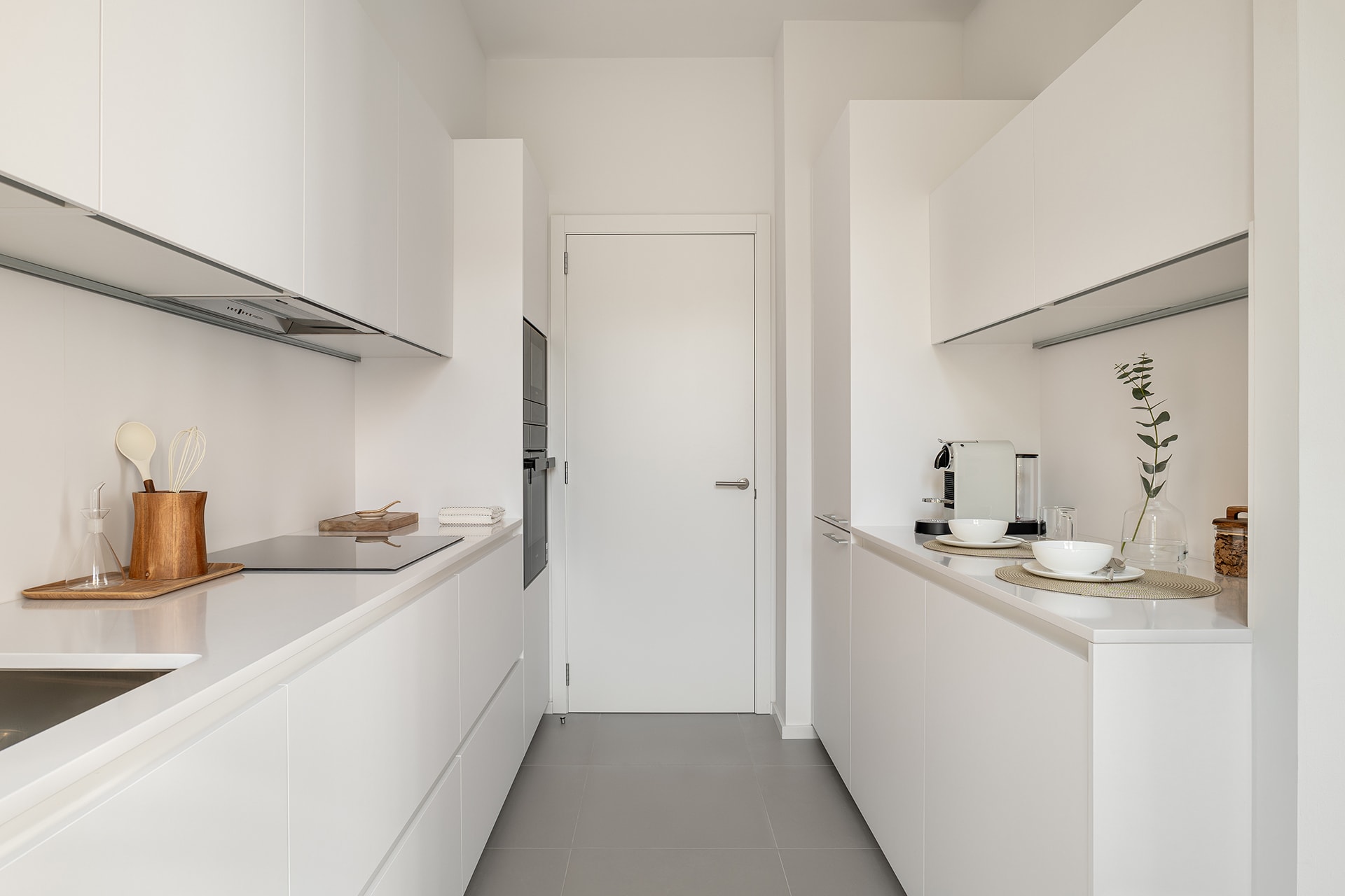 Kleine witte keuken van Santos in een parallelle opstelling.