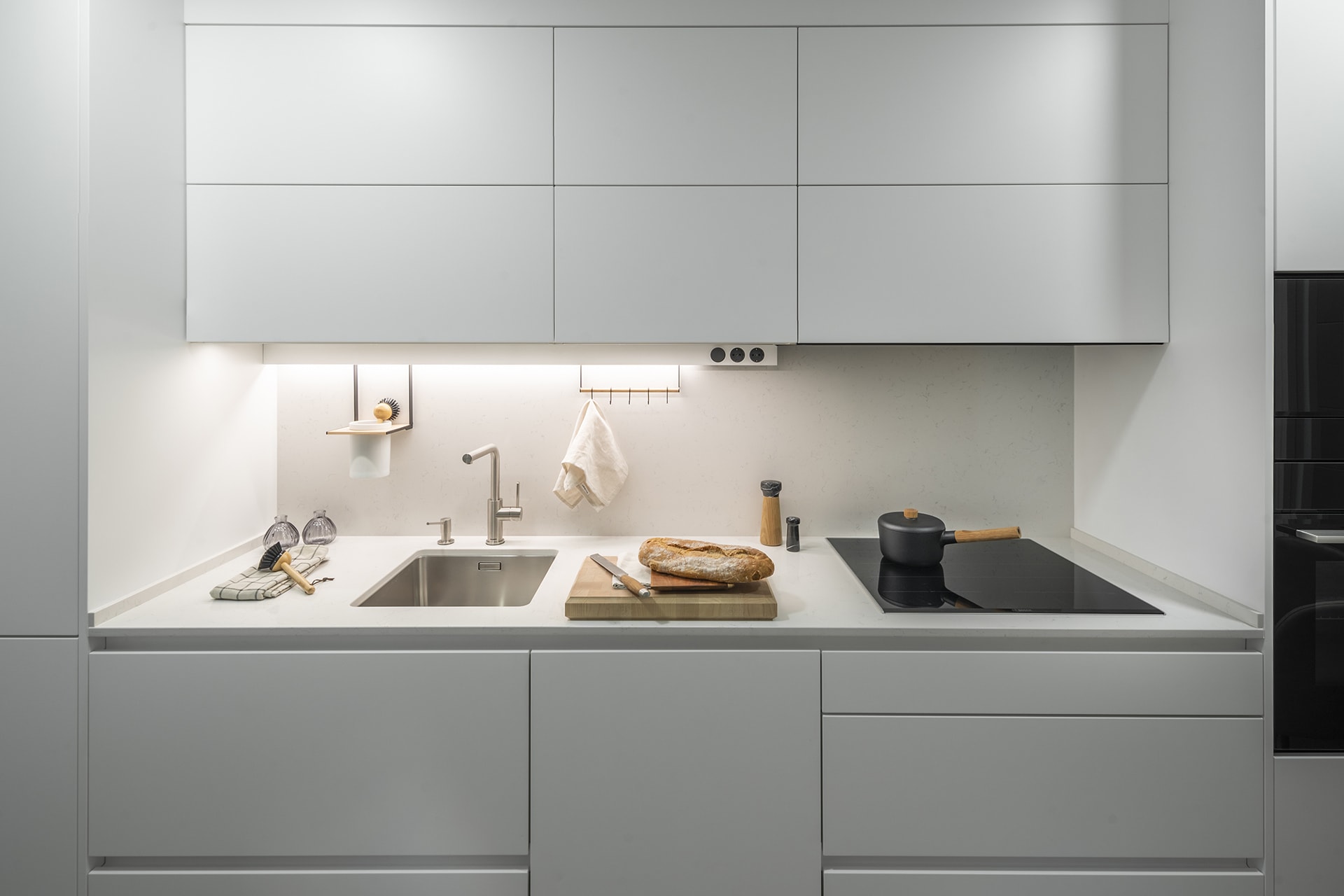 Kleine witte Santos-keuken met officegedeelte.