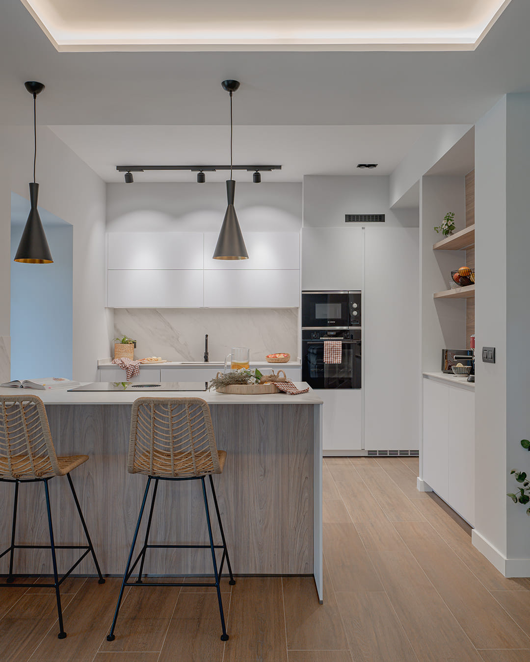 Cocina con península en color Blanco Innsbruck diseñada por Cocinas Santos.