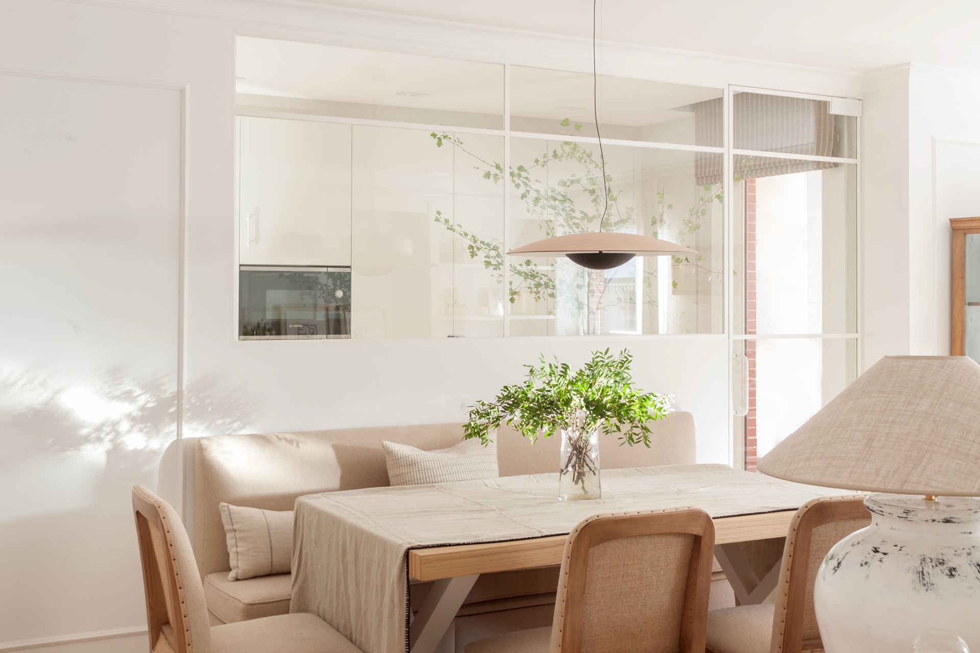 Kleine, naar de woon- en eetkamer geopende keuken in een project van Santos.