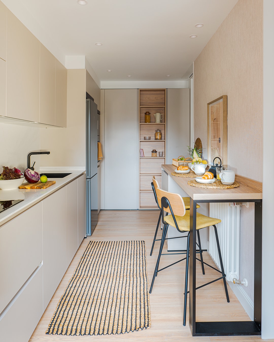 Kleine keuken met ontbijtbar ontworpen door Santos.
