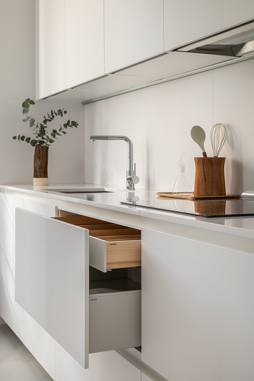 Detail van de lades in een kleine witte keuken van Santos.