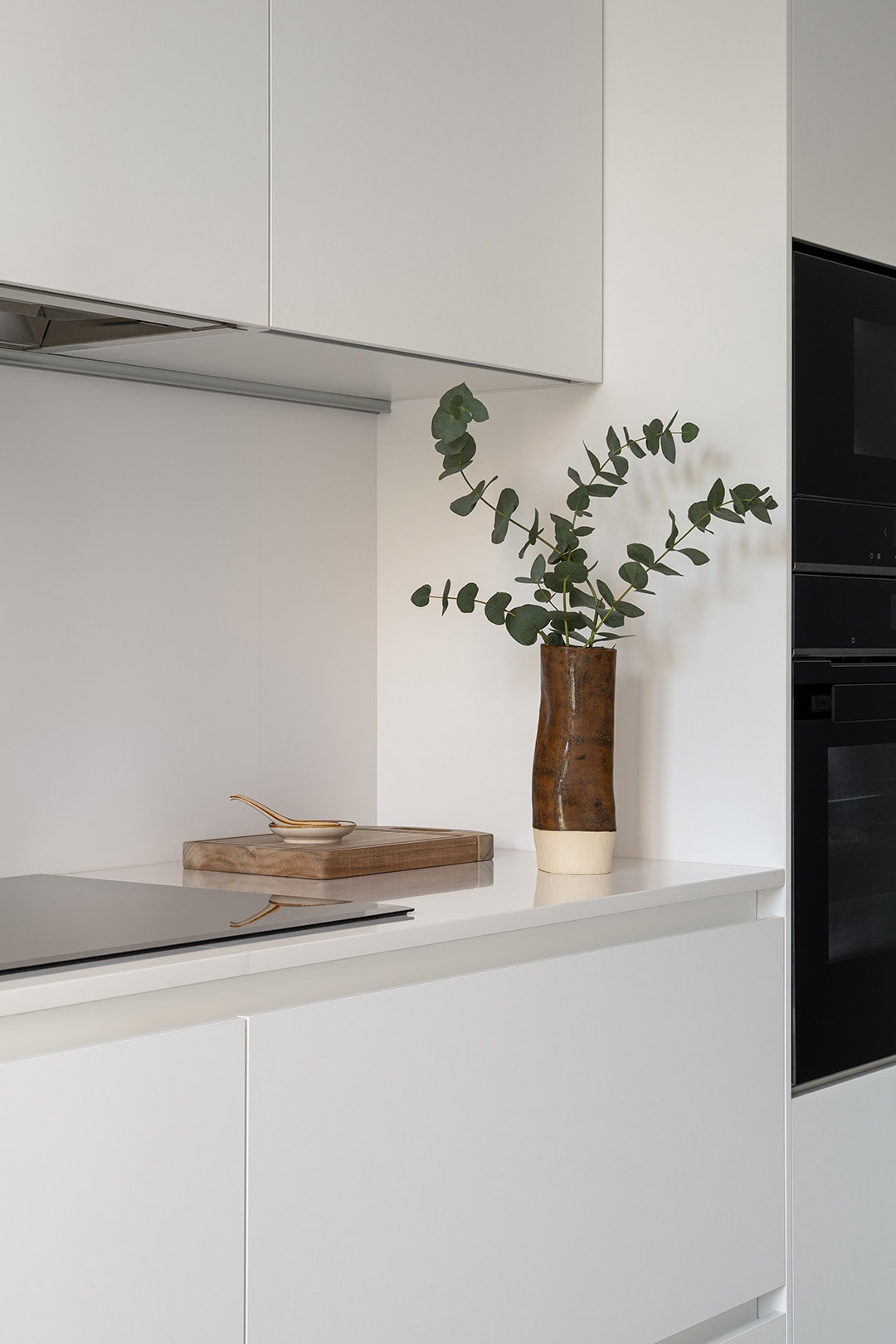 Werkblad en wandkasten in een kleine witte keuken van Santos.