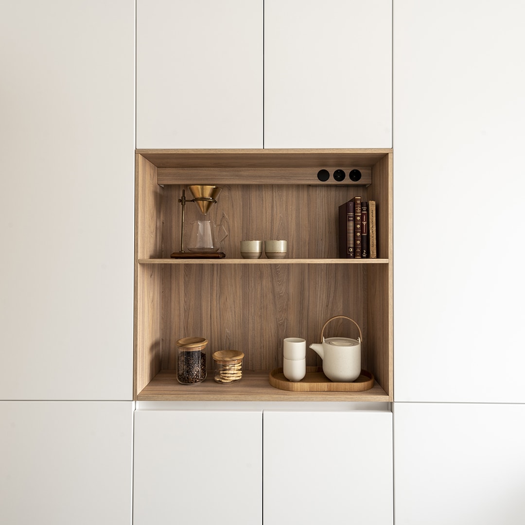 In wandkasten geïntegreerde legplanken in een witte keuken van Santos.