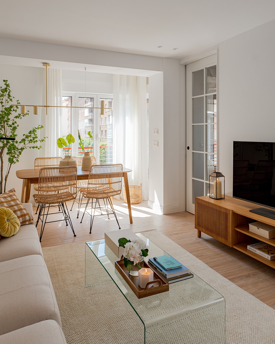 Woonkamergedeelte in een woning met een kleine keuken van Santos.