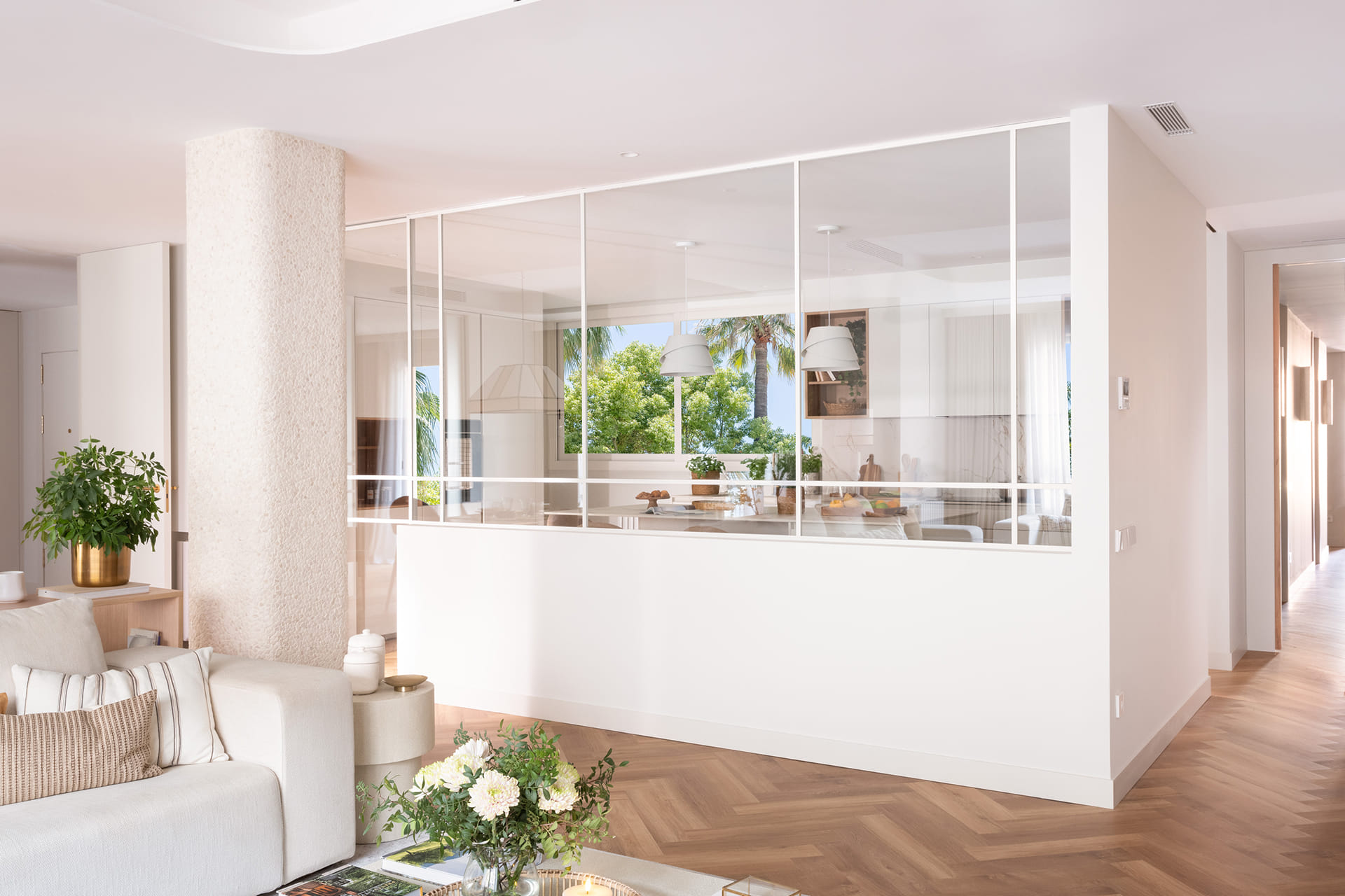 Cerramiento de cristal que separa la cocina abierta al salón en un proyecto de Santos y Majo Flores.