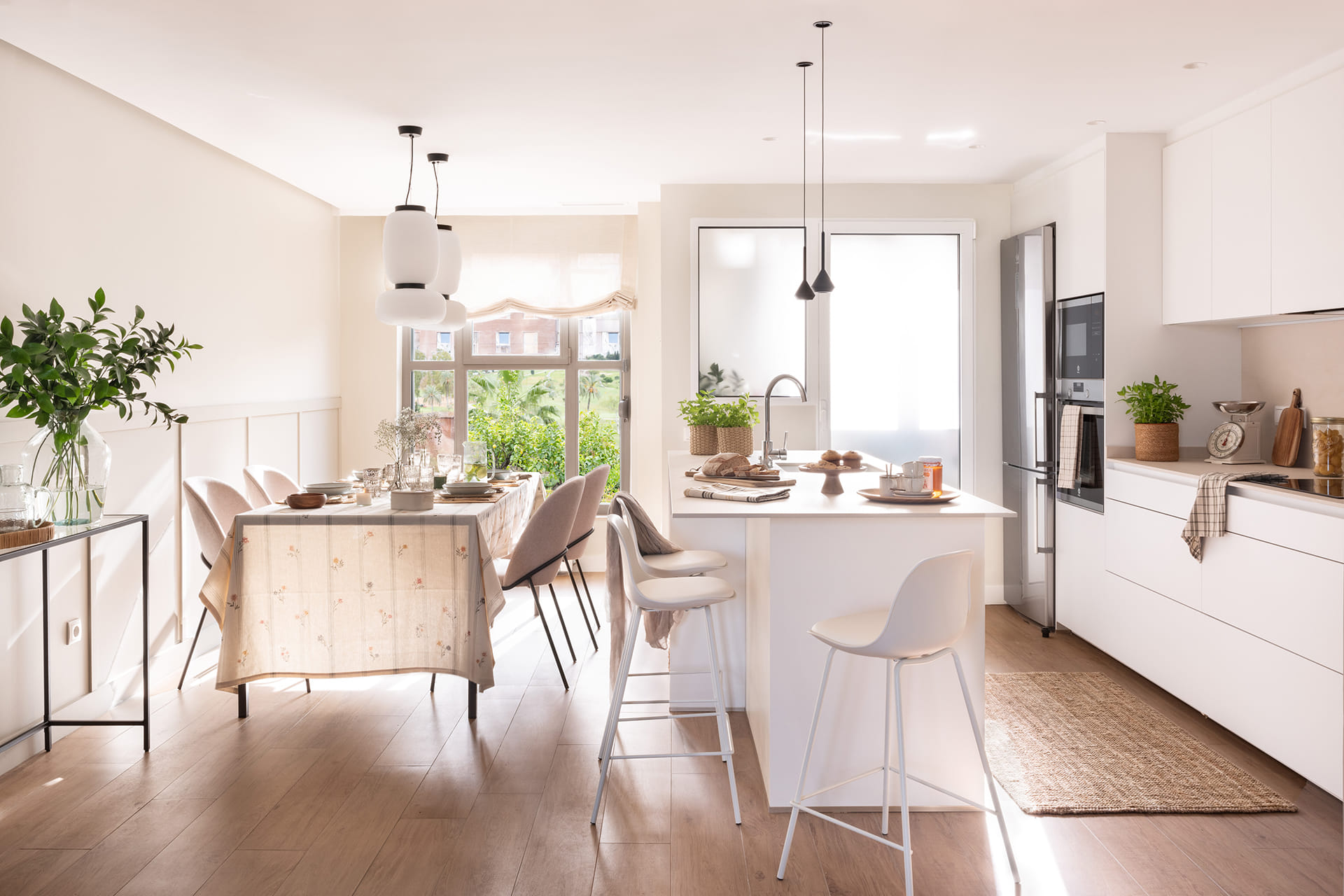 Cocina abierta al salón con una isla central proyectada por Majo Flores.