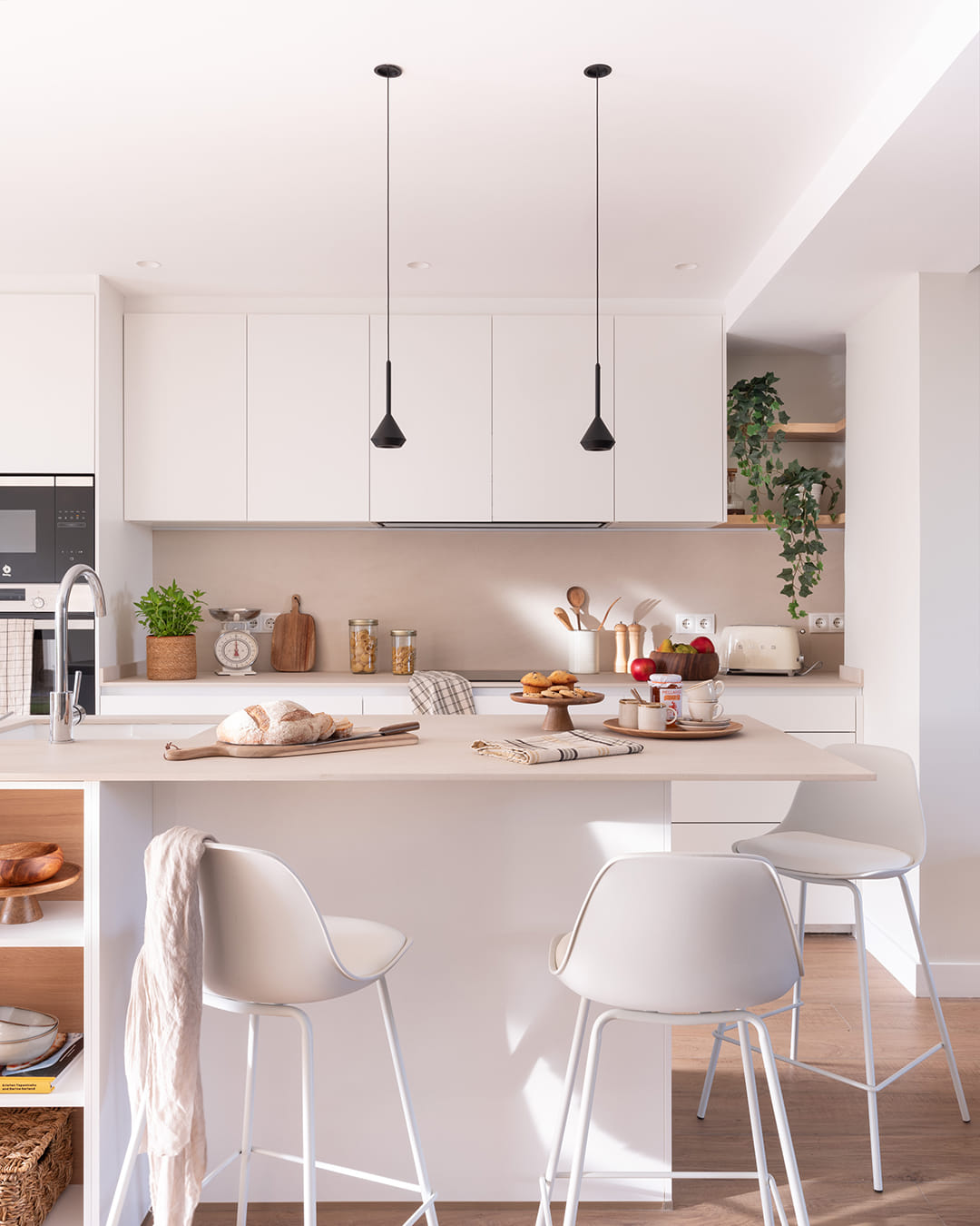 Cocina abierta al salón con isla y disposición en paralelo.