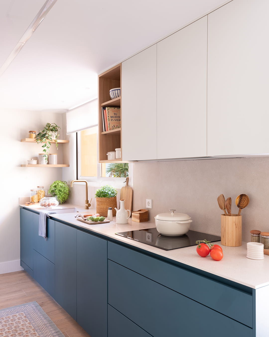Cocina azul y blanca de Santos con distribución en paralelo.
