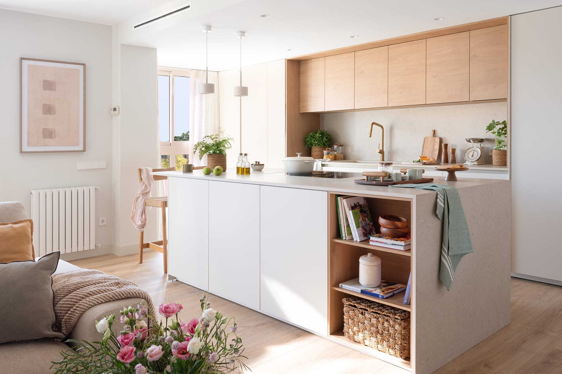Cocina blanca y madera integrada en el salón comedor proyectada por Majo Flores.